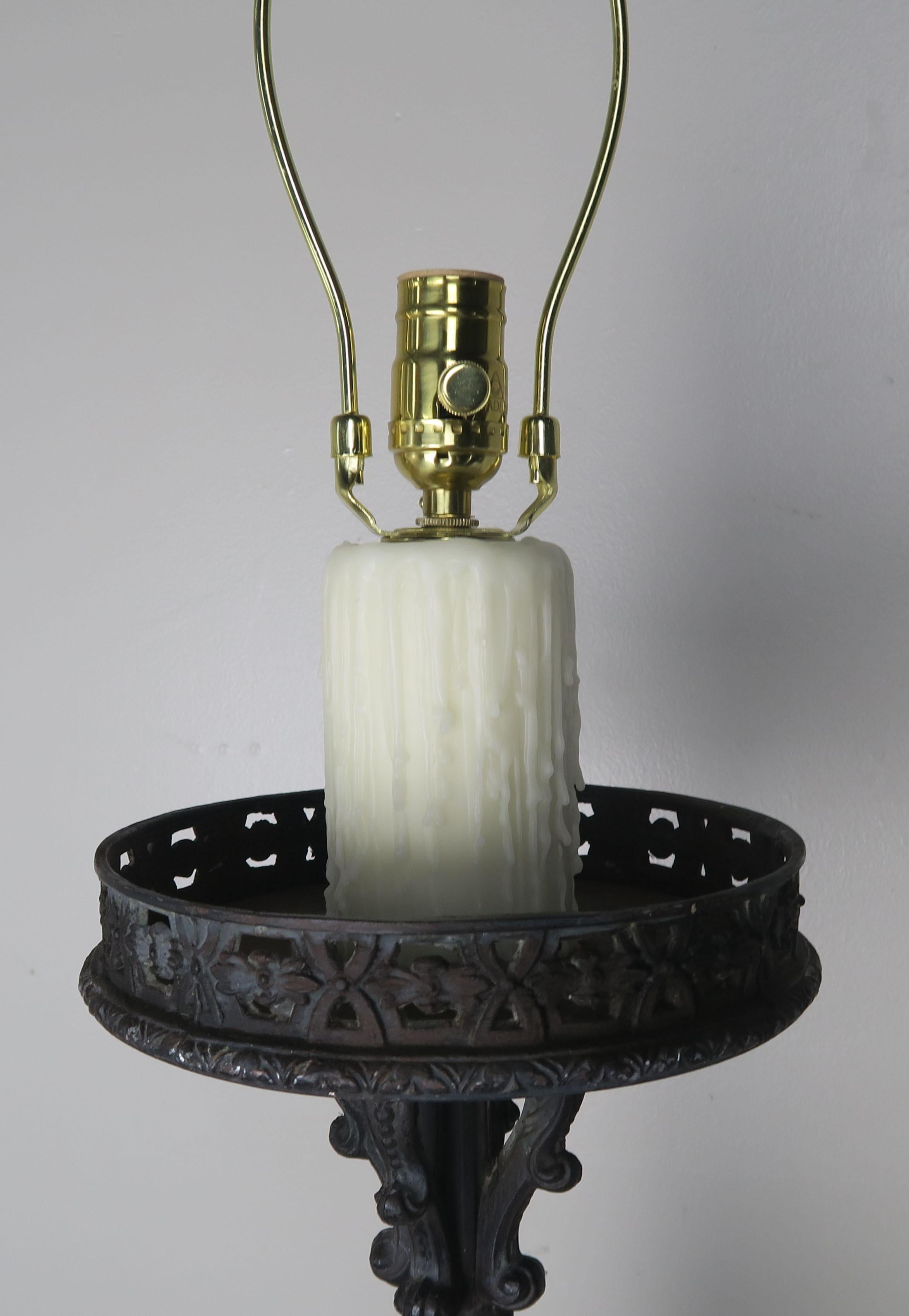 Espagnol Paire de chandeliers espagnols en fonte avec abat-jours en parchemin fabriqués sur mesure en vente