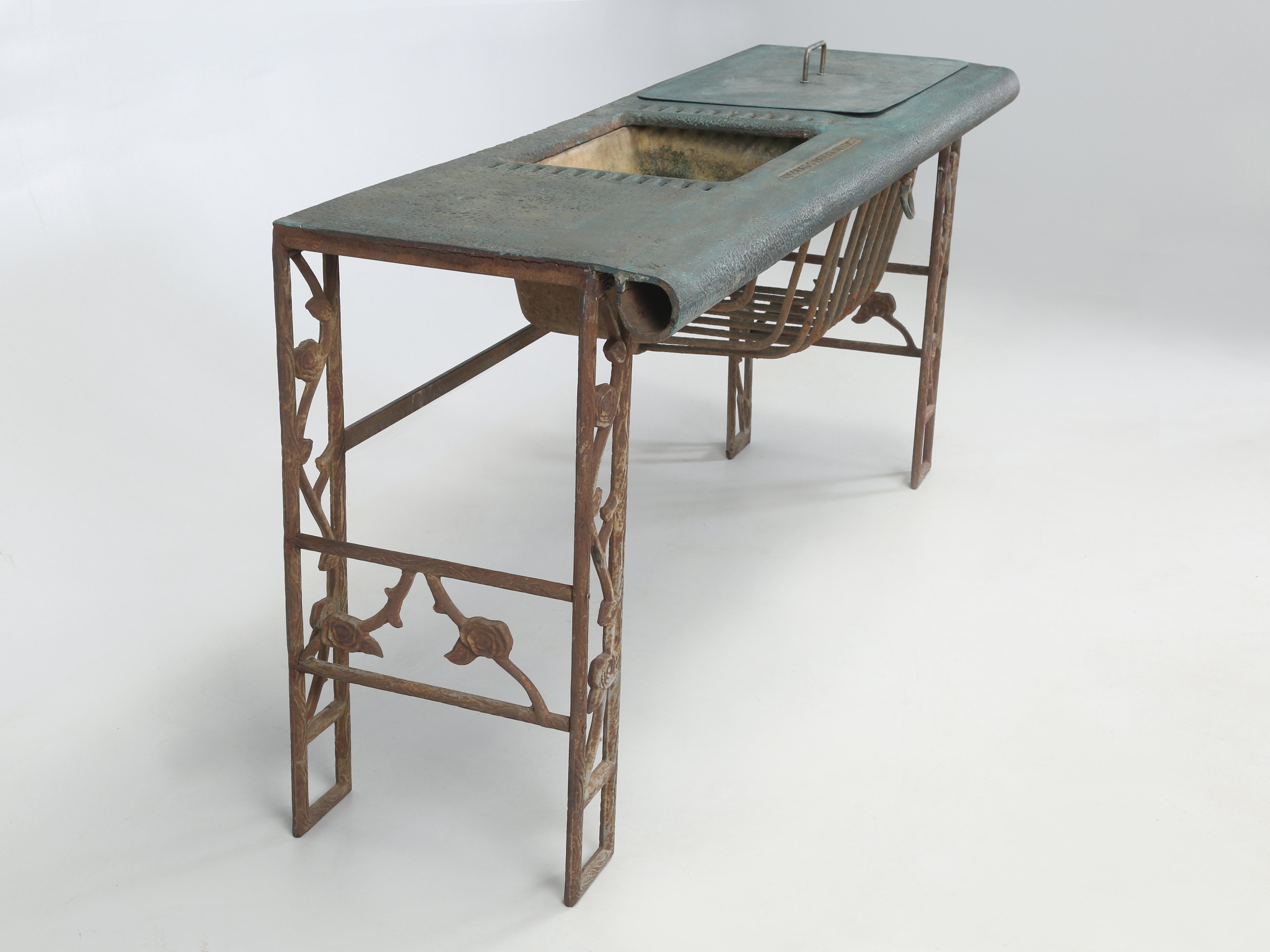 Par définition, cette incroyable table serait appelée un ; raccord d'écurie en fonte fabriqué par Musgrave & Co LTD. Musgrave Bros a commencé à produire à Belfast dans les années 1840 et s'est imposé comme l'une des premières usines sidérurgiques