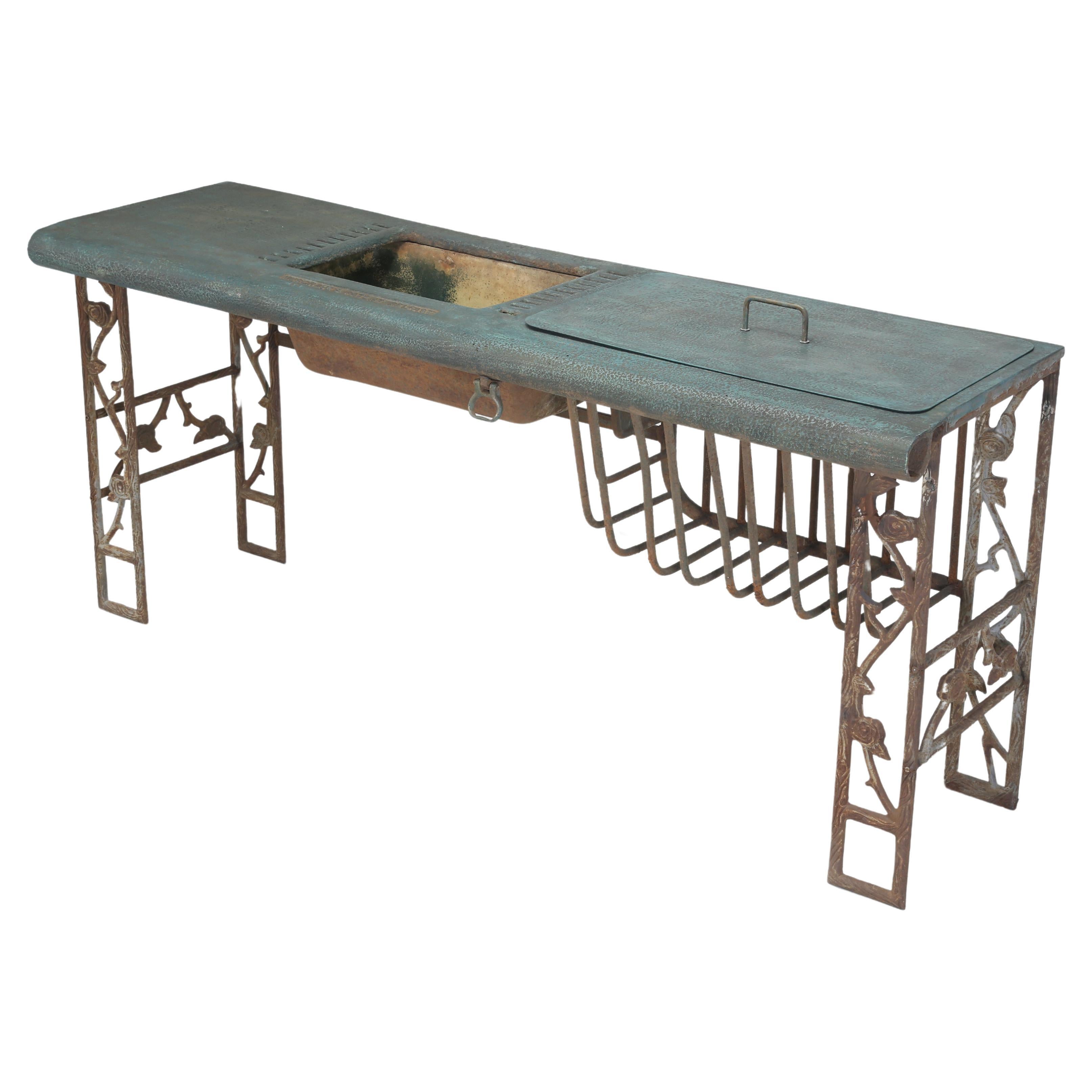 Équipement de table en fonte de Musgrave & Co LTD. Table de jardin, îlot de cuisine ou ? en vente