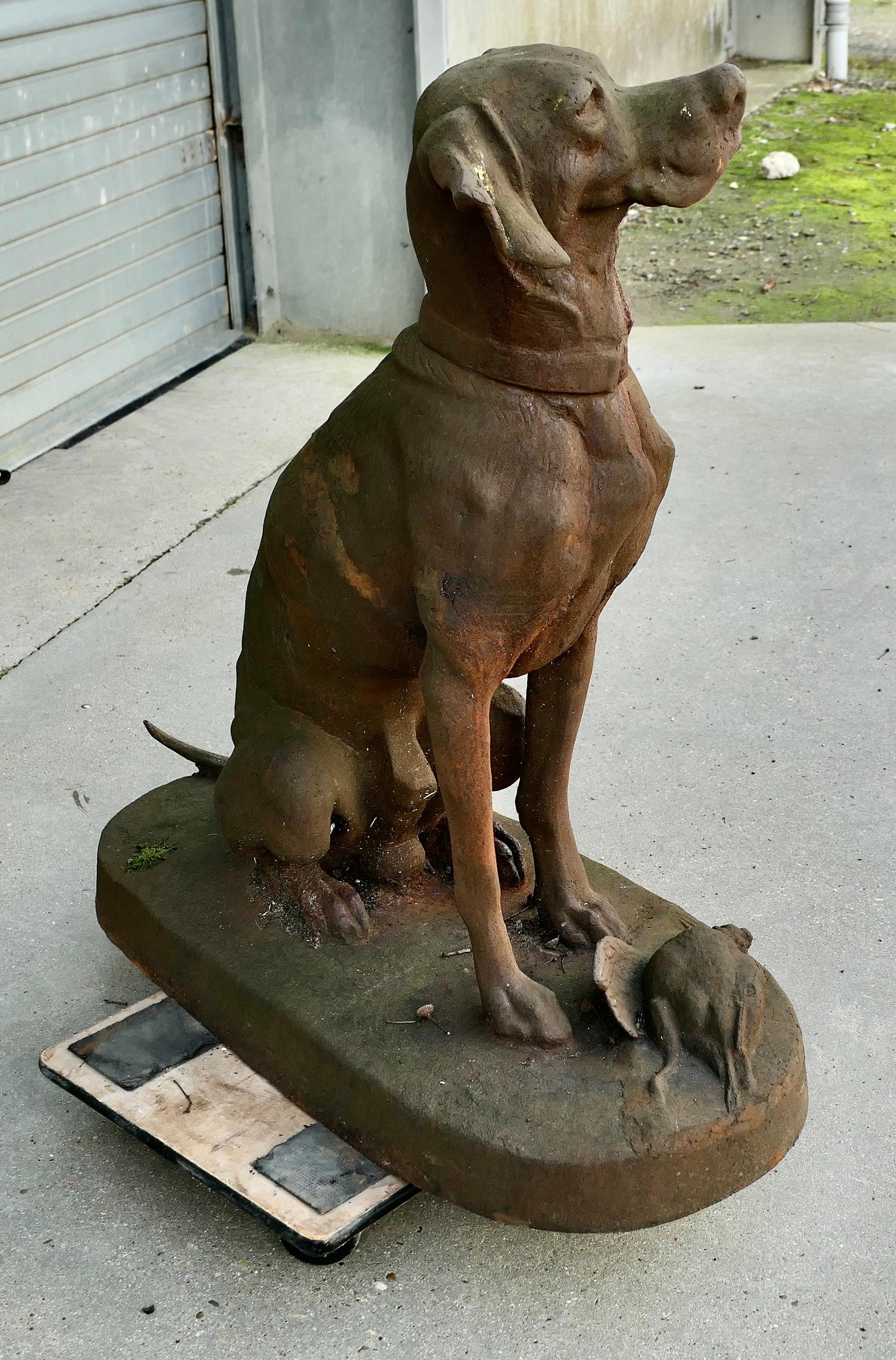 Statua in ghisa di un cane da caccia con un fagiano   Un Chap molto soddisfatto In condizioni buone in vendita a Godshill, Isle of Wight