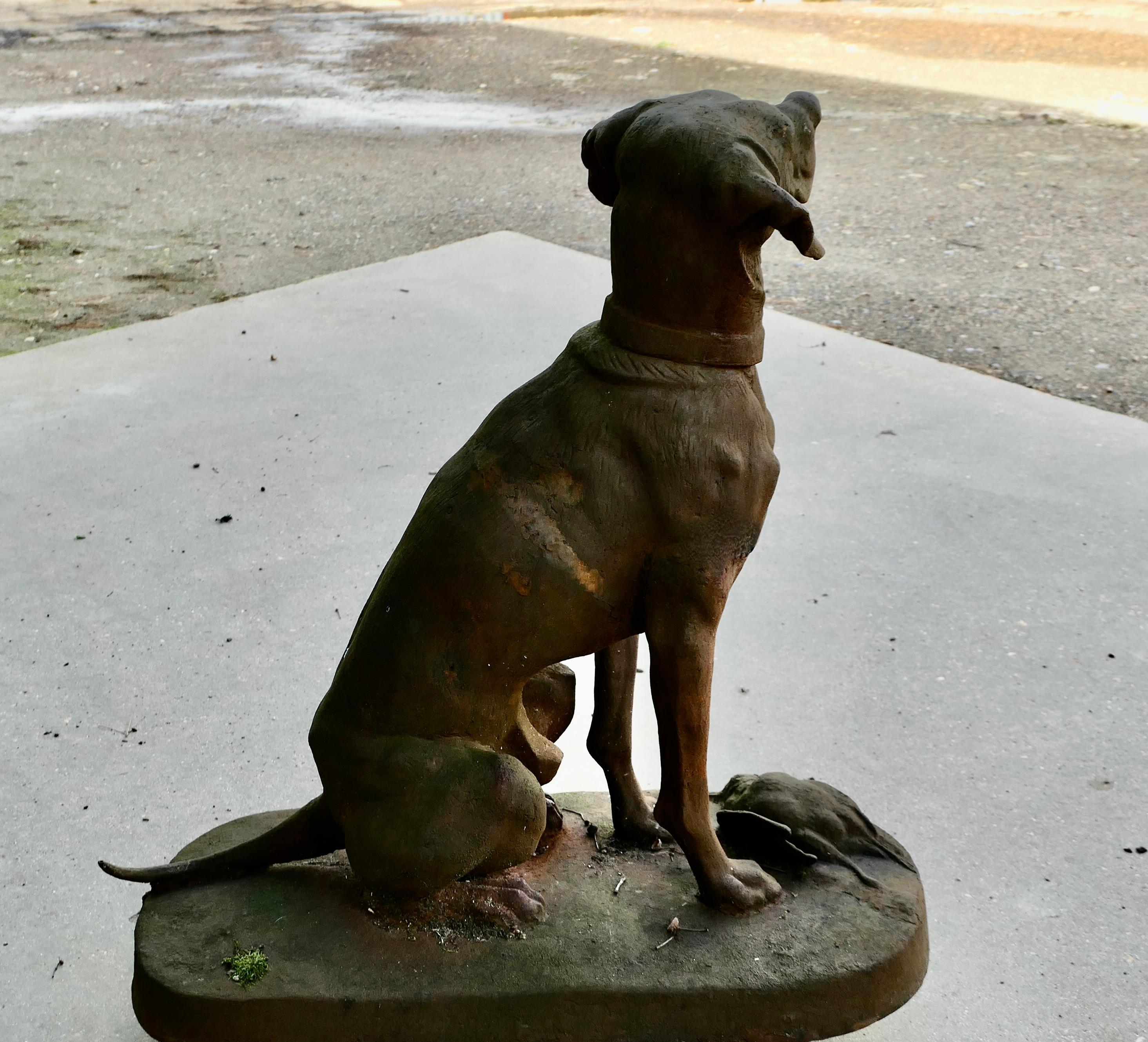 Metà XX secolo Statua in ghisa di un cane da caccia con un fagiano   Un Chap molto soddisfatto in vendita