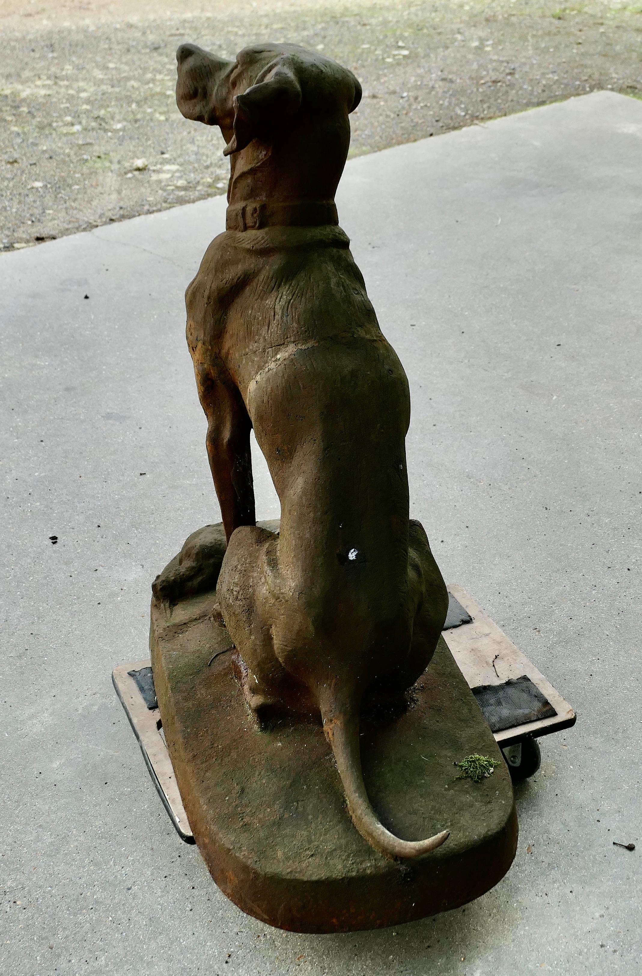 Ferro Statua in ghisa di un cane da caccia con un fagiano   Un Chap molto soddisfatto in vendita
