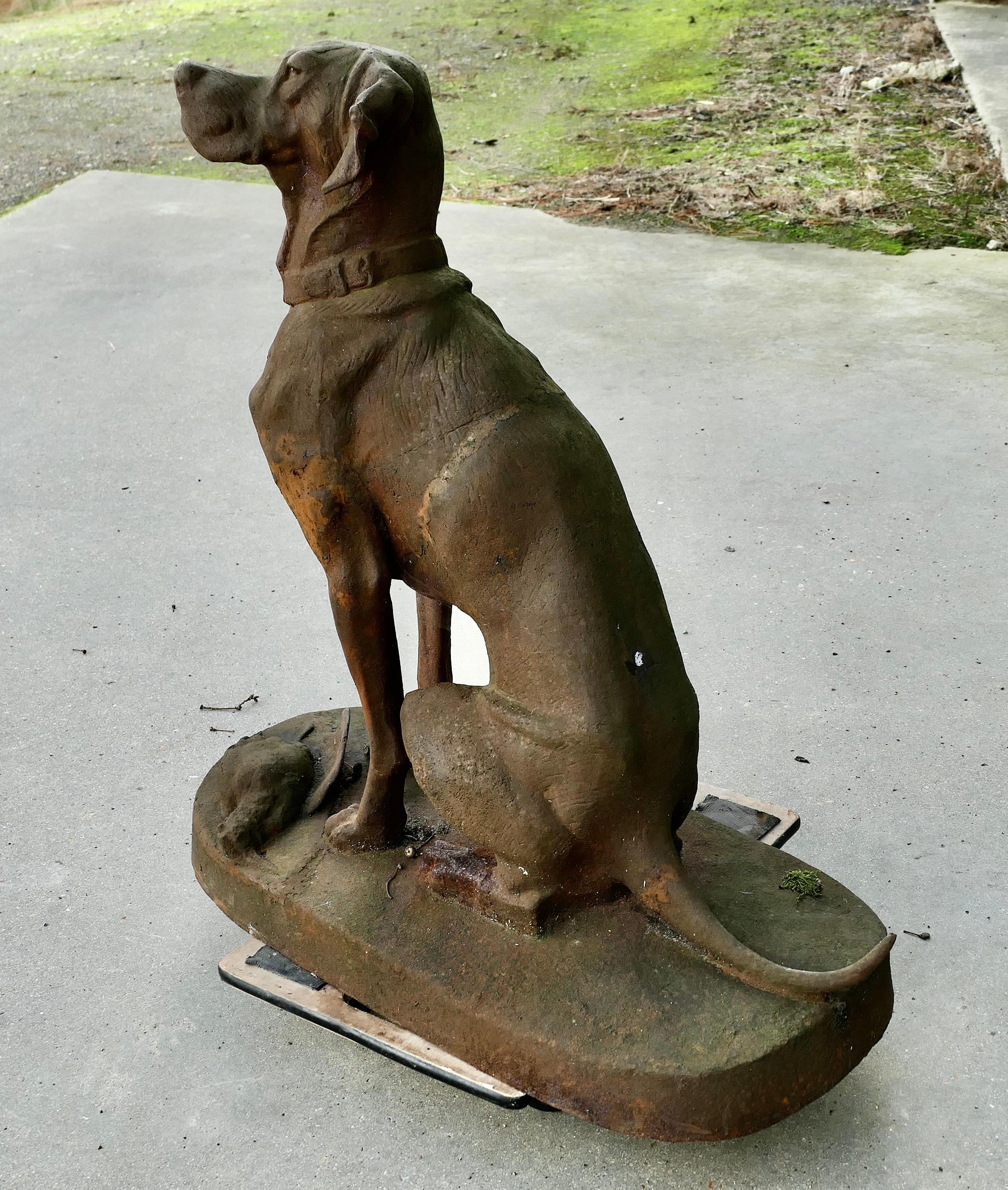 Statua in ghisa di un cane da caccia con un fagiano   Un Chap molto soddisfatto in vendita 1