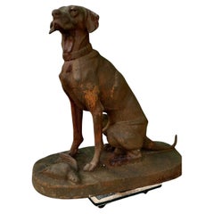 Statue en fonte d'un chien de chasse avec un faisan   Un chapeau très satisfait