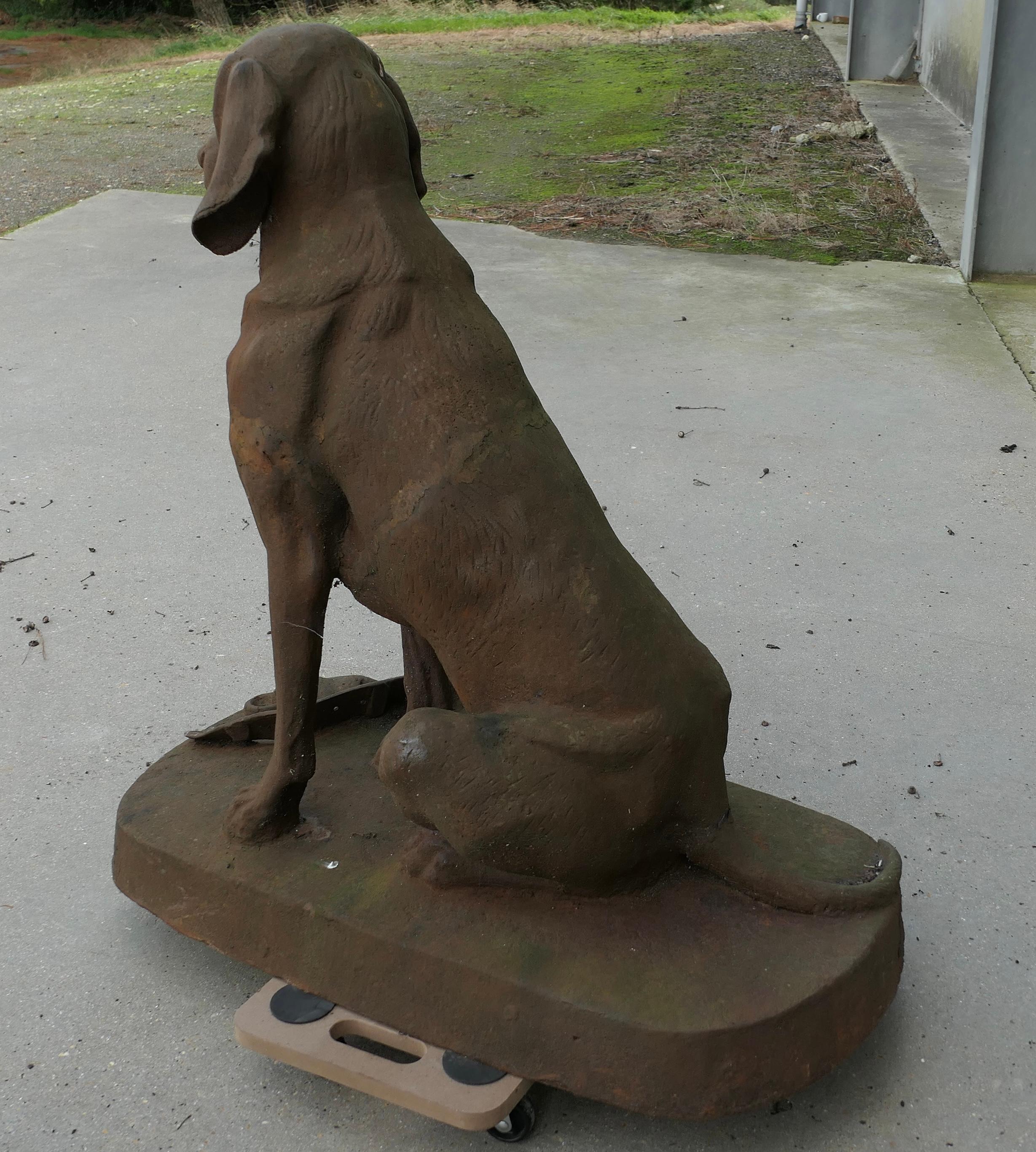 Statue en fonte d'un chien de chasse assis  

Un Chap très sérieux, assis sur un socle profond. Il est entièrement tridimensionnel et se présente bien de tous les côtés.
Notre fidèle chien de chasse est assis et attend l'attention de son maître avec