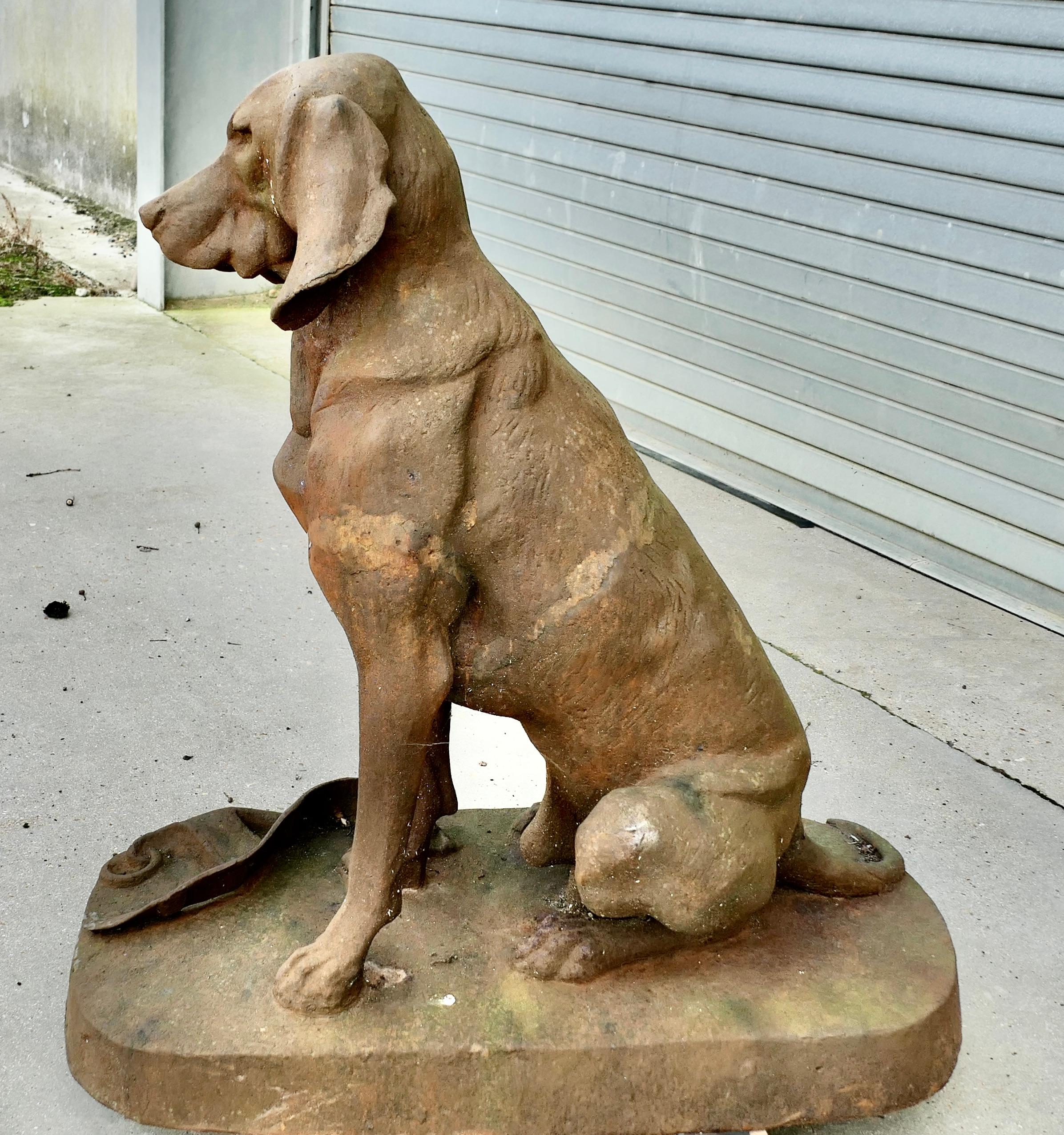 Mid-Century Modern Statue en fonte d'un chien de chasse assis    An He, très sérieux, est assis sur la table. en vente