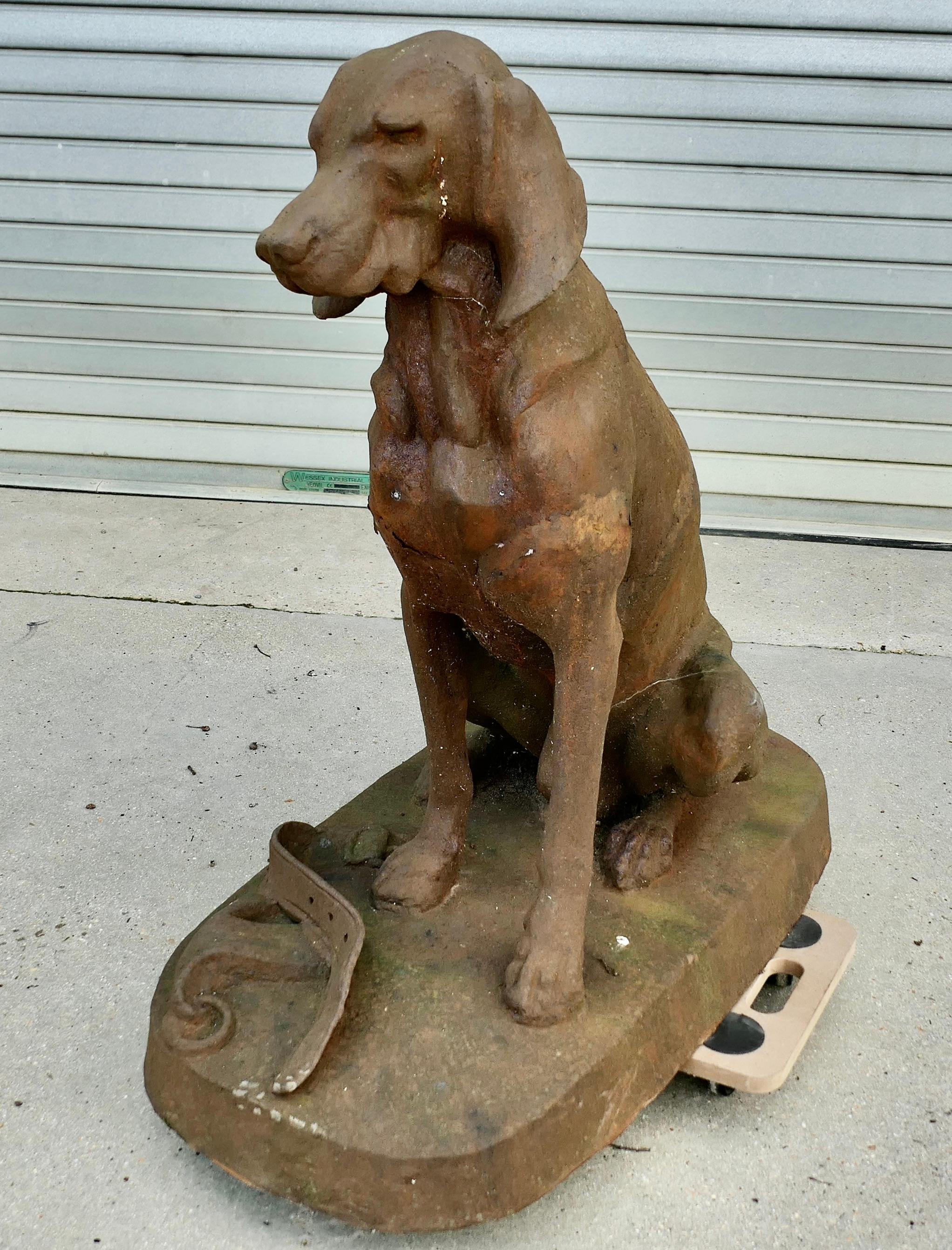 Statue en fonte d'un chien de chasse assis    An He, très sérieux, est assis sur la table. Bon état - En vente à Godshill, Isle of Wight