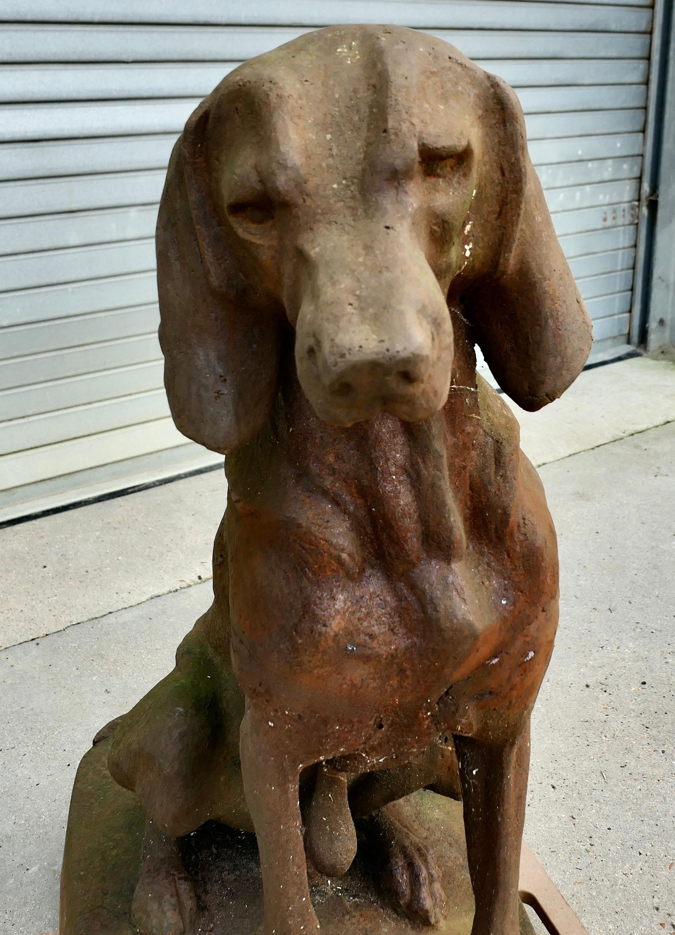 Fer Statue en fonte d'un chien de chasse assis    An He, très sérieux, est assis sur la table. en vente