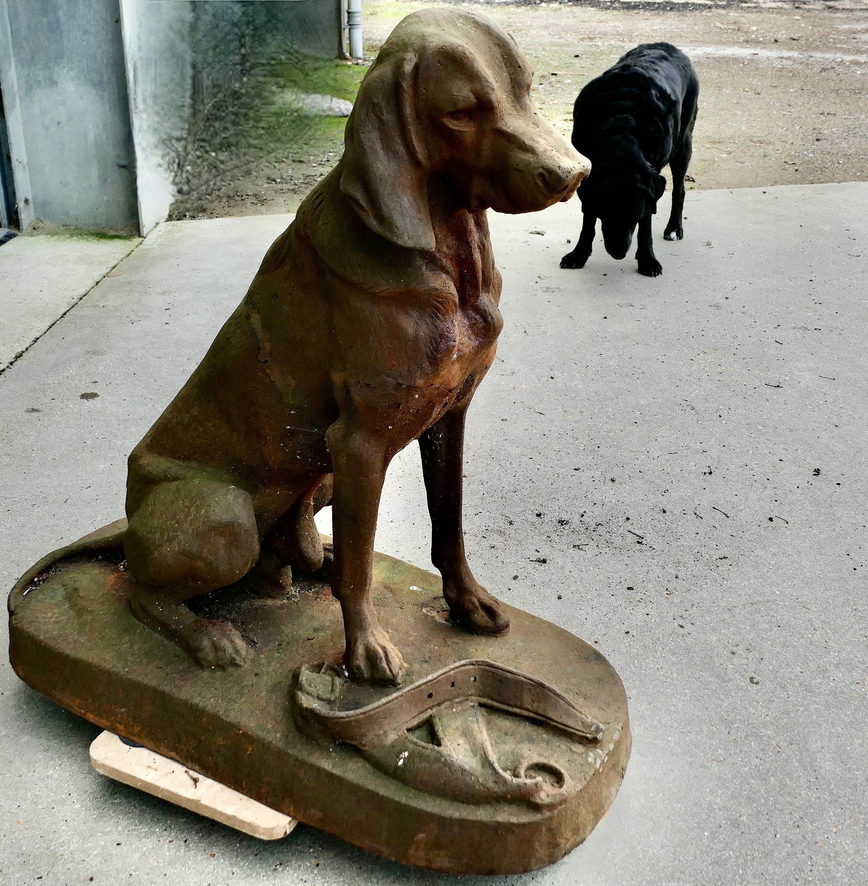 Statue en fonte d'un chien de chasse assis    An He, très sérieux, est assis sur la table. en vente 1