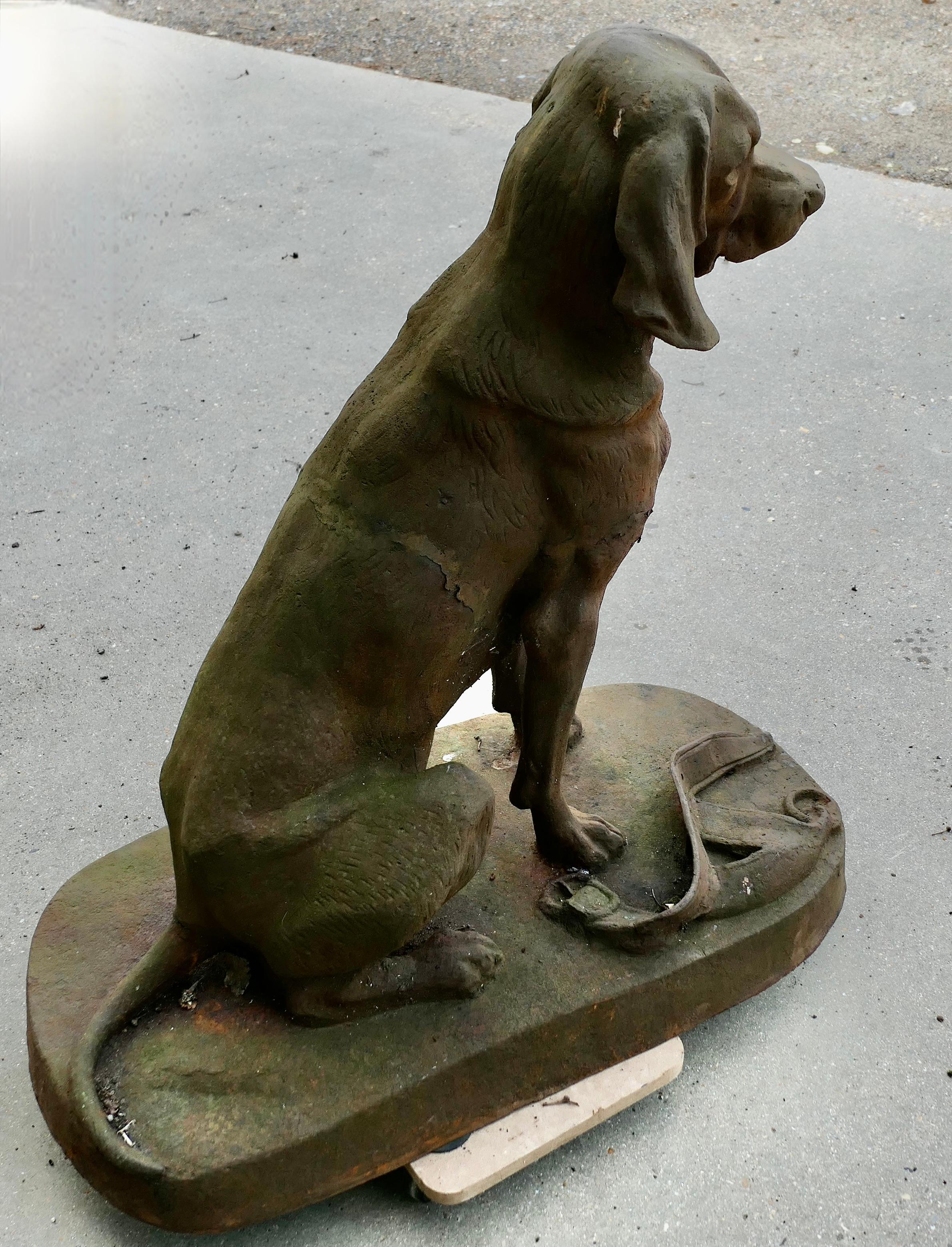 Statue en fonte d'un chien de chasse assis    An He, très sérieux, est assis sur la table. en vente 2