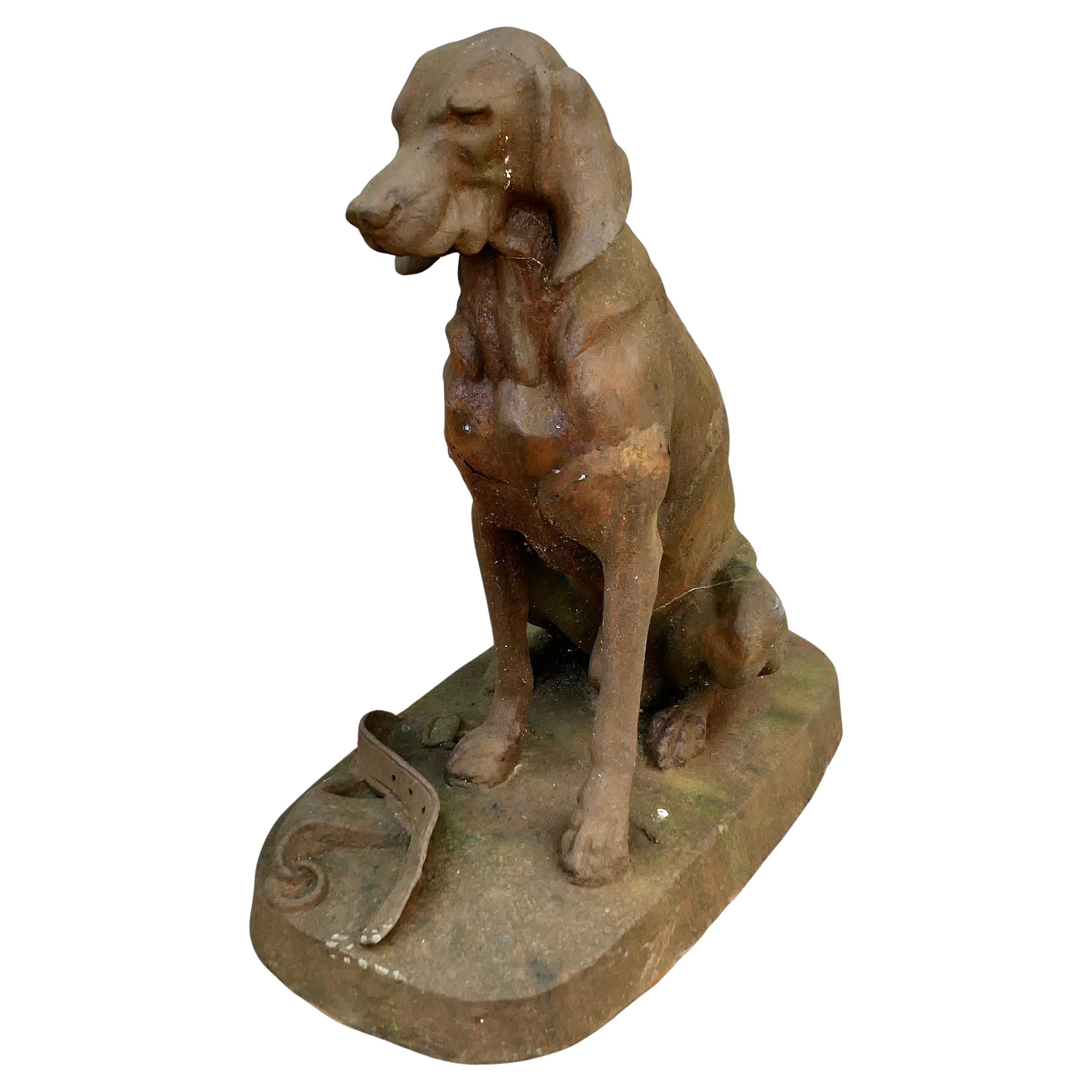 Statua in ghisa di un cane da caccia seduto    An He, un uomo molto serio, è seduto a bordo di un'automobile.