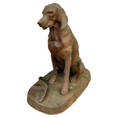 Estatua de hierro fundido de un perro de caza sentado    Un tipo muy serio, está sentado o