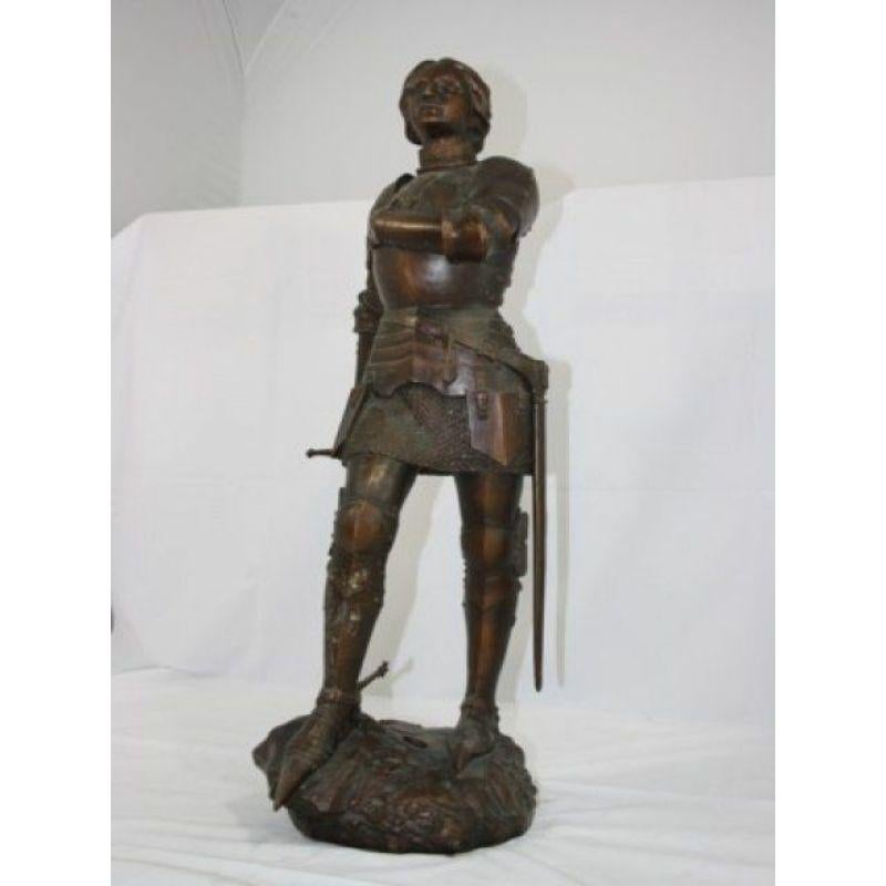 Statue historique en fonte représentant Jeanne d'Arc de la fin du 19ème siècle. Malheureusement, il manque un morceau de son épée (ainsi que son étendard) qui peut toutefois être restauré sur devis. Hauteur 85 cm pour une largeur de 36 cm et une