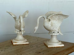 Ornements de jardin en fonte représentant des cygnes, finition blanc antique, vers 1920-1950