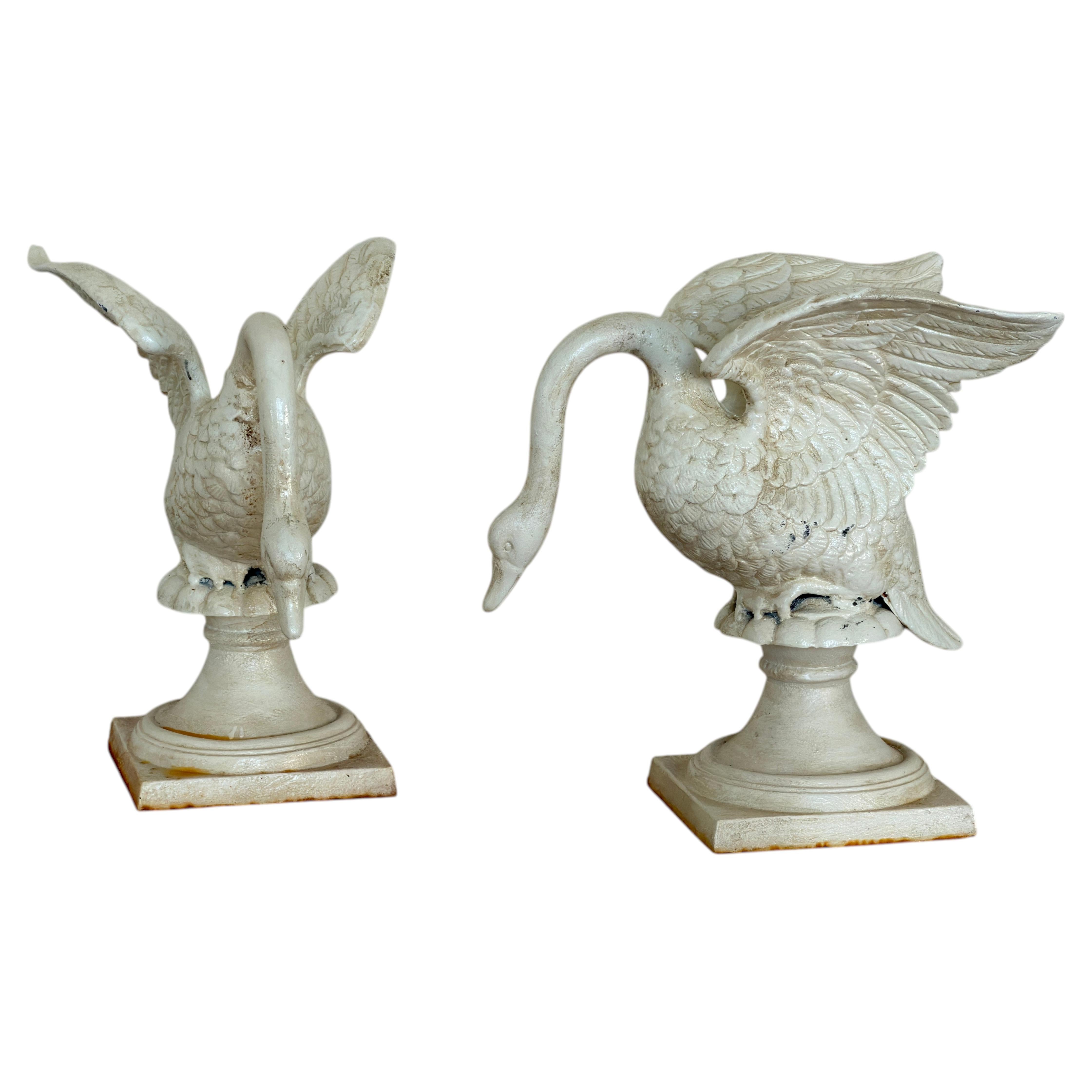 Gartenfiguren aus Gusseisen in Form eines Schwans, antikweiß, ca. 1920–1950