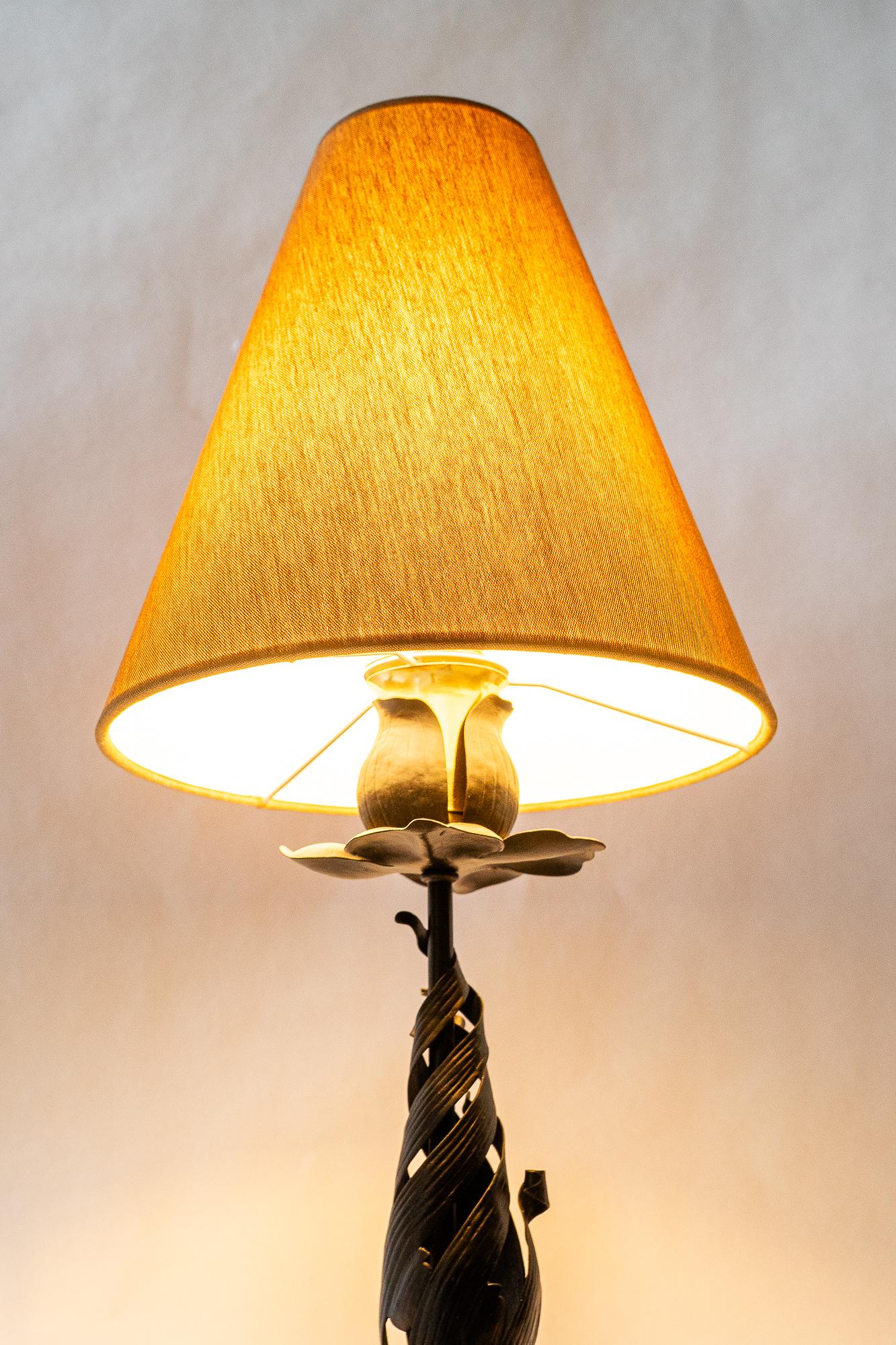 Lampe de table en fonte avec abat-jour en tissu vienne des années 1920 en vente 2