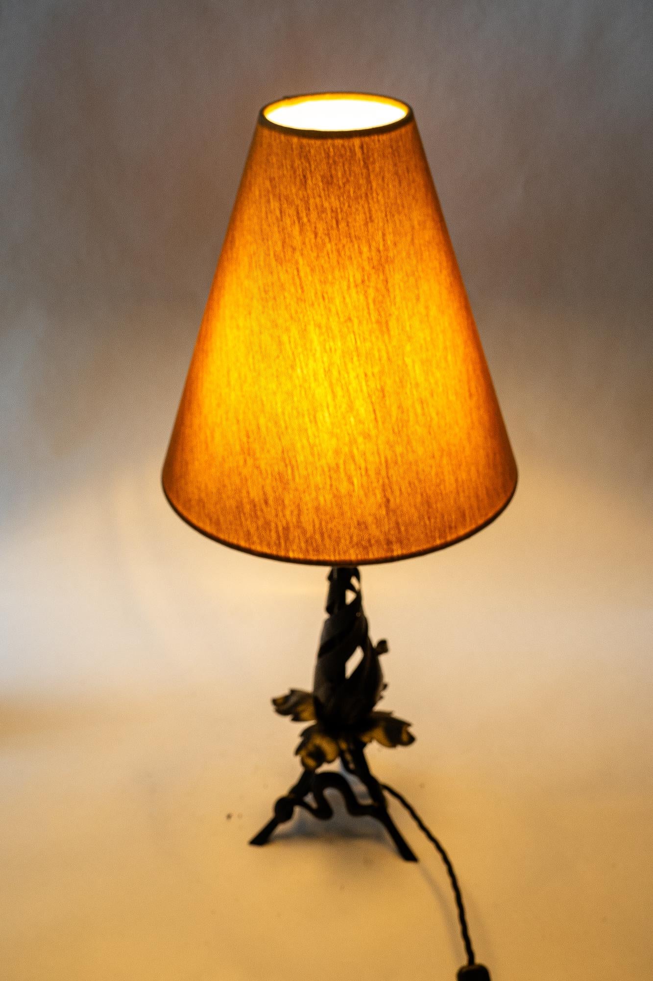 Lampe de table en fonte avec abat-jour en tissu vienne des années 1920 en vente 3