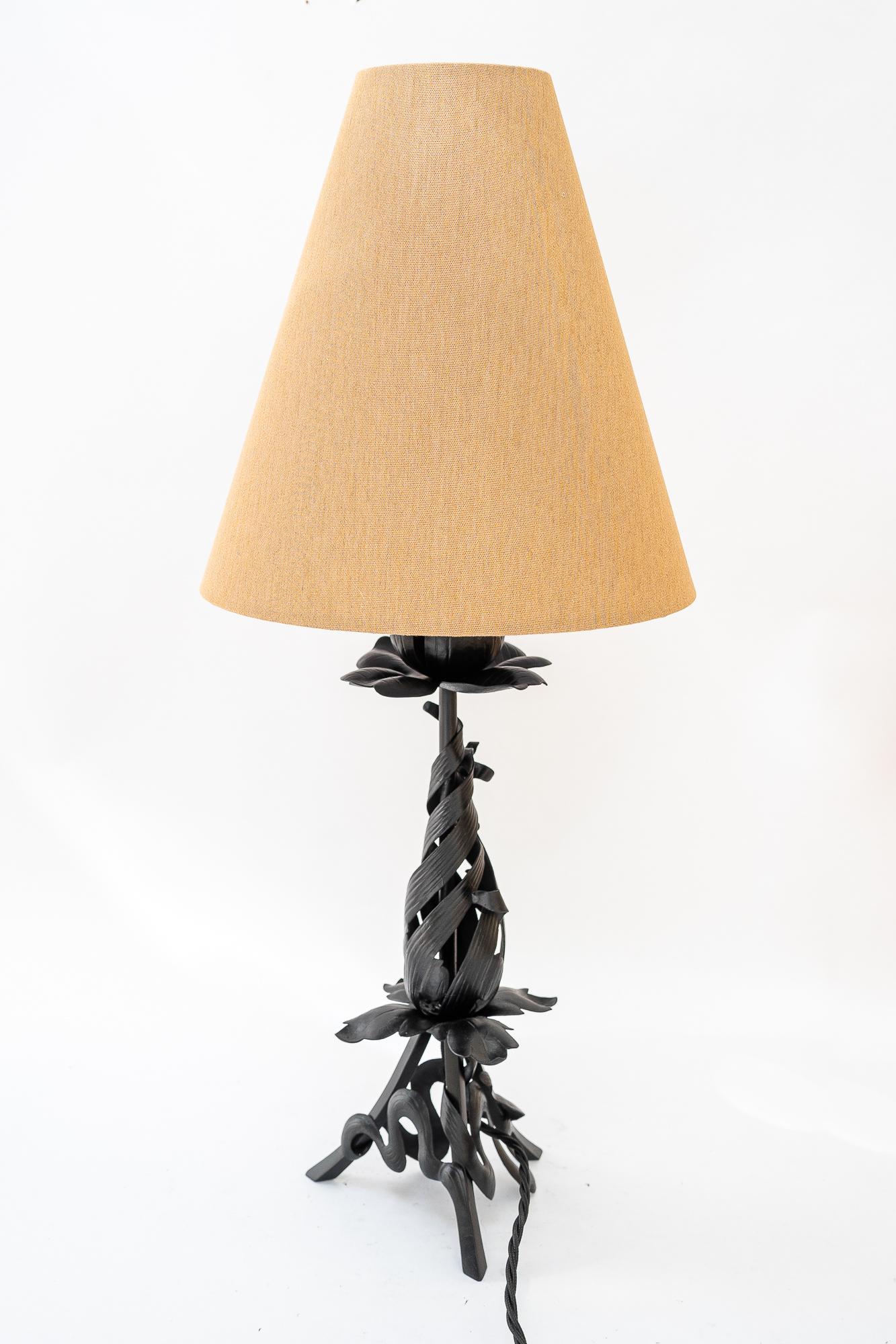Lampe de table en fonte avec abat-jour en tissu vienne des années 1920
Fer noirci
L'abat-jour en tissu est remplacé (neuf).