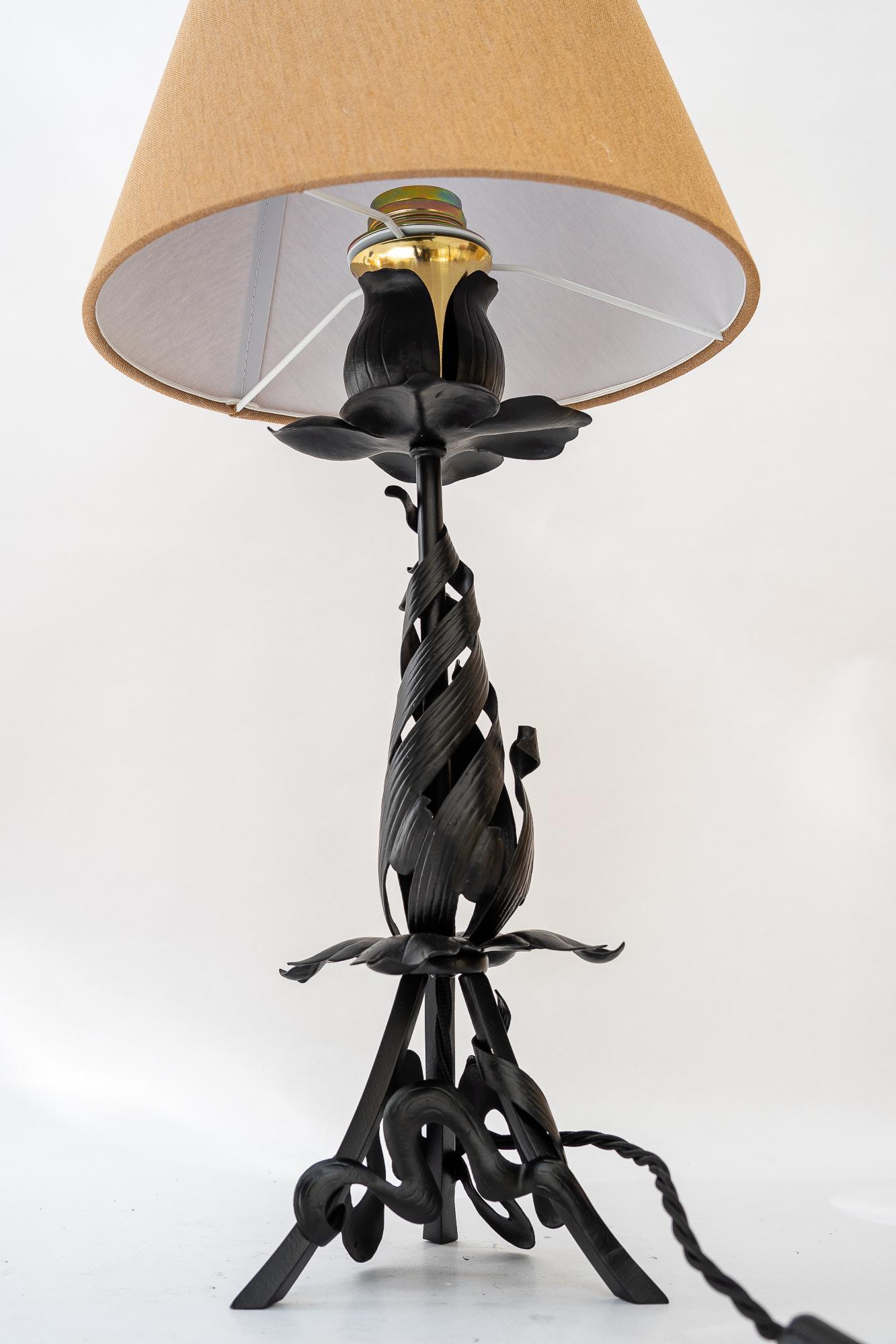 Art déco Lampe de table en fonte avec abat-jour en tissu vienne des années 1920 en vente