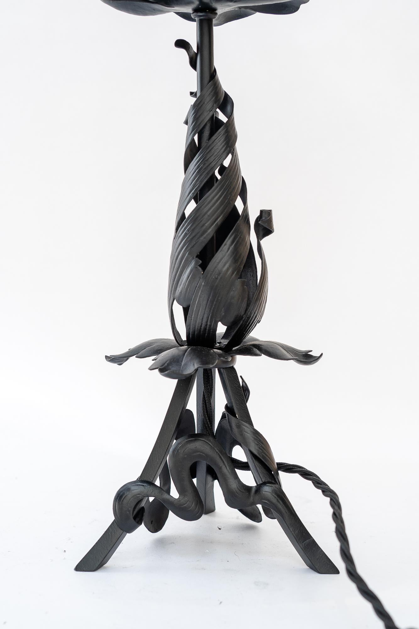 Autrichien Lampe de table en fonte avec abat-jour en tissu vienne des années 1920 en vente