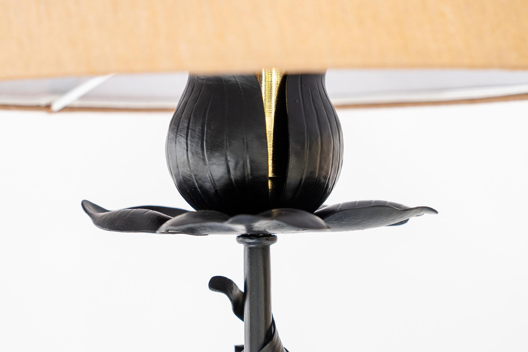 Moulage Lampe de table en fonte avec abat-jour en tissu vienne des années 1920 en vente