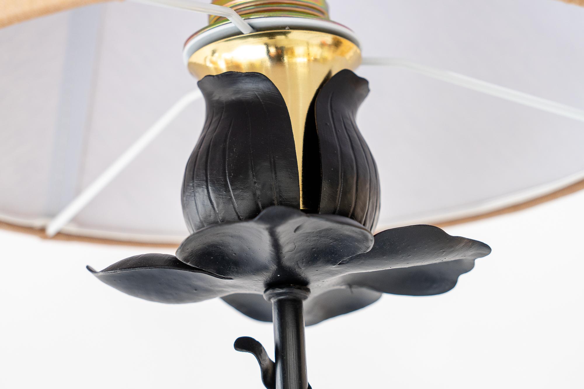 Lampe de table en fonte avec abat-jour en tissu vienne des années 1920 Bon état - En vente à Wien, AT