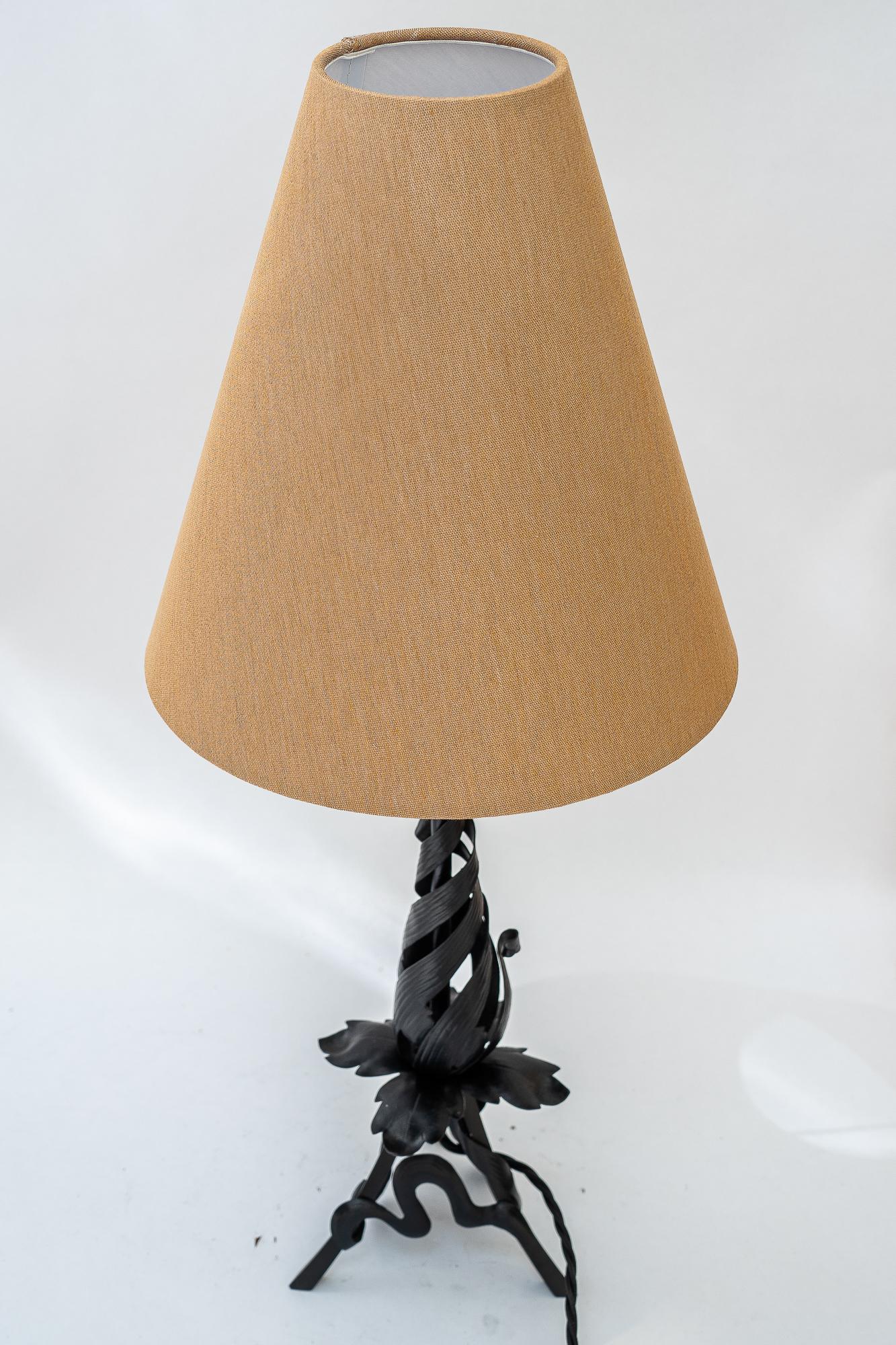Début du 20ème siècle Lampe de table en fonte avec abat-jour en tissu vienne des années 1920 en vente
