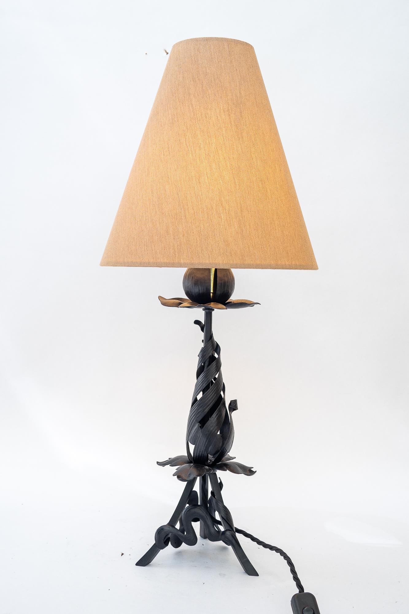 Tissu Lampe de table en fonte avec abat-jour en tissu vienne des années 1920 en vente