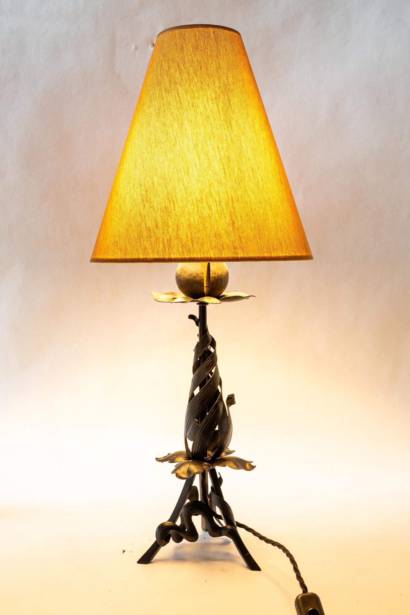 Lampe de table en fonte avec abat-jour en tissu vienne des années 1920 en vente 1
