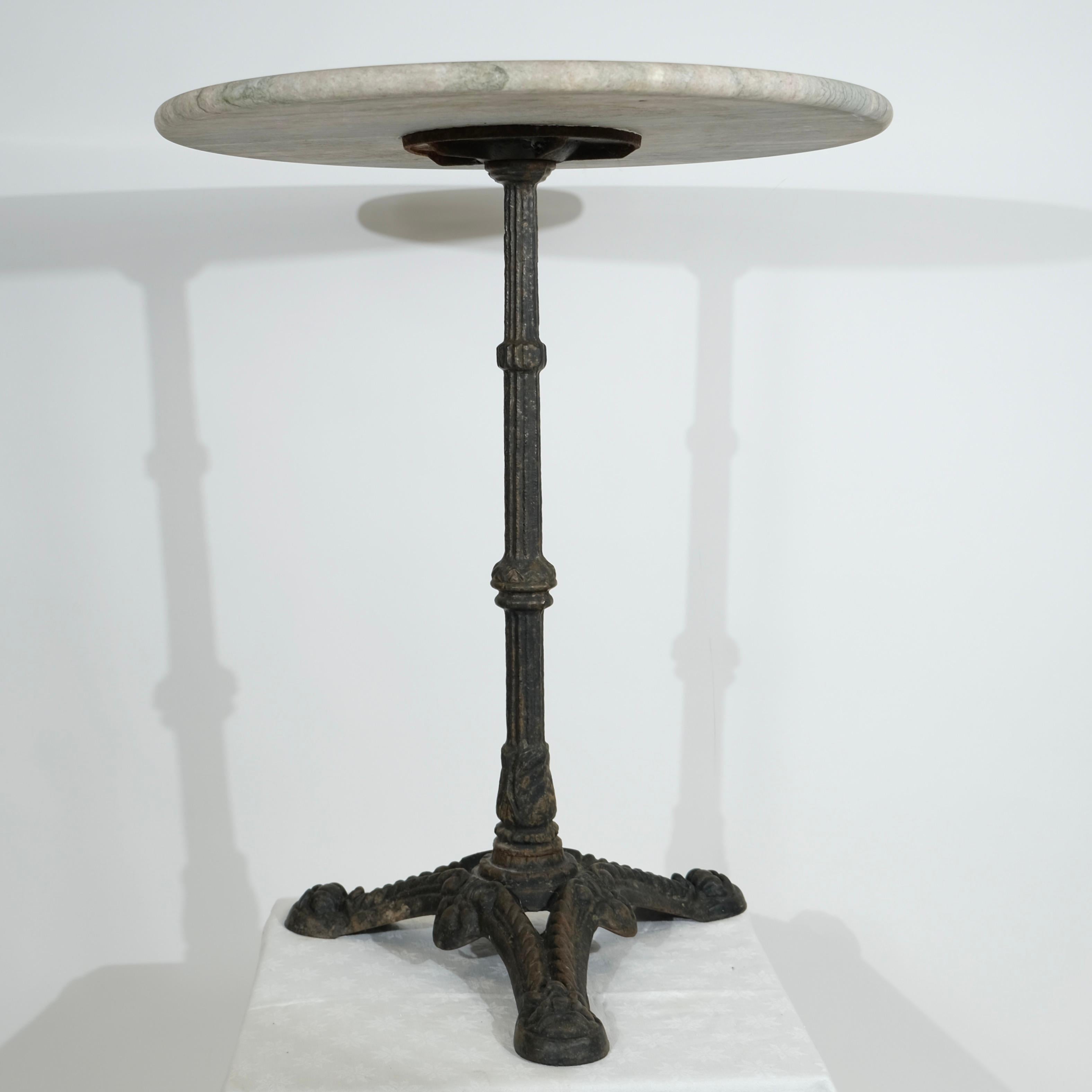 Suédois Table en fonte avec plateau en marbre fabriquée vers 1900 en vente