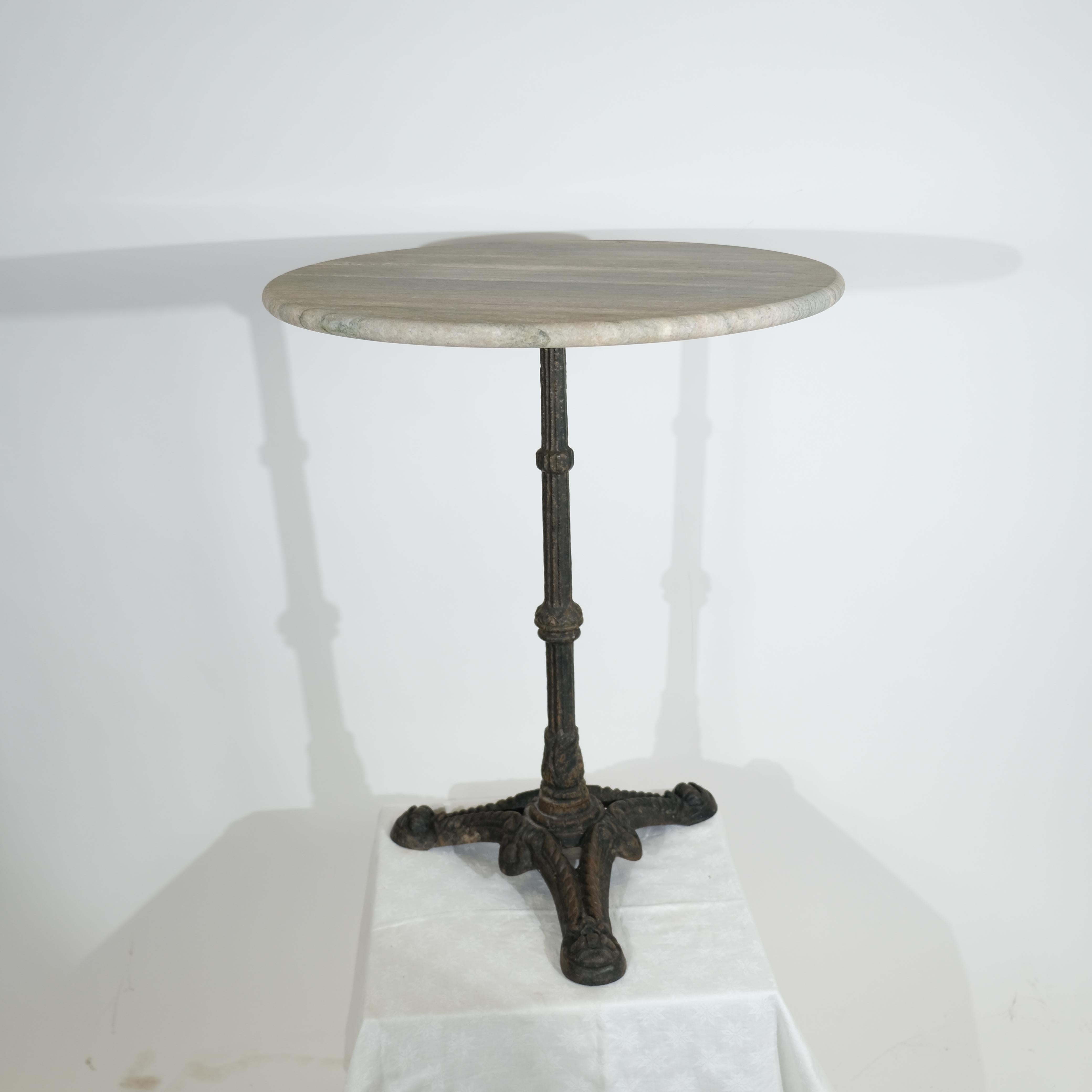 Moulage Table en fonte avec plateau en marbre fabriquée vers 1900 en vente