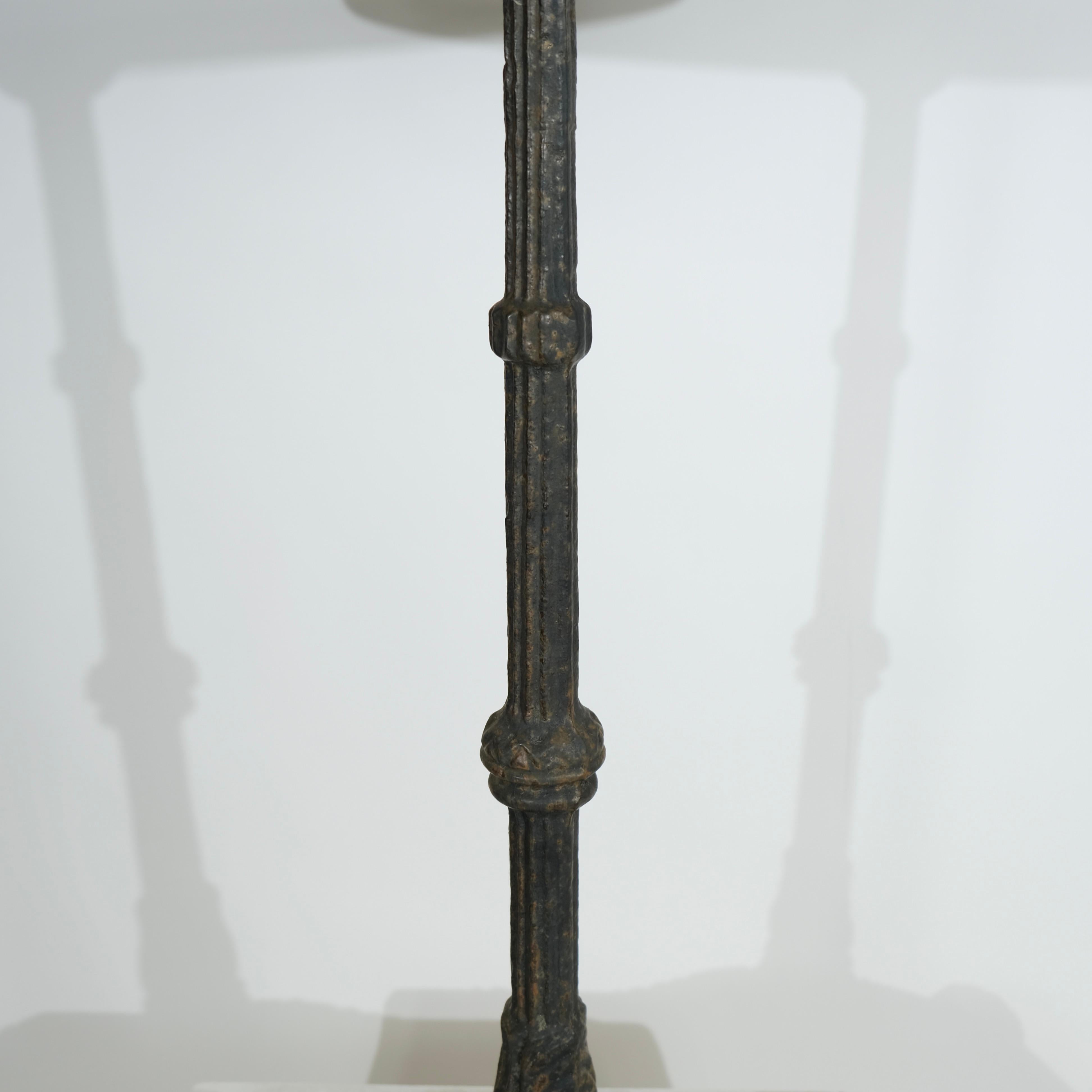 Table en fonte avec plateau en marbre fabriquée vers 1900 Bon état - En vente à Stockholm, SE