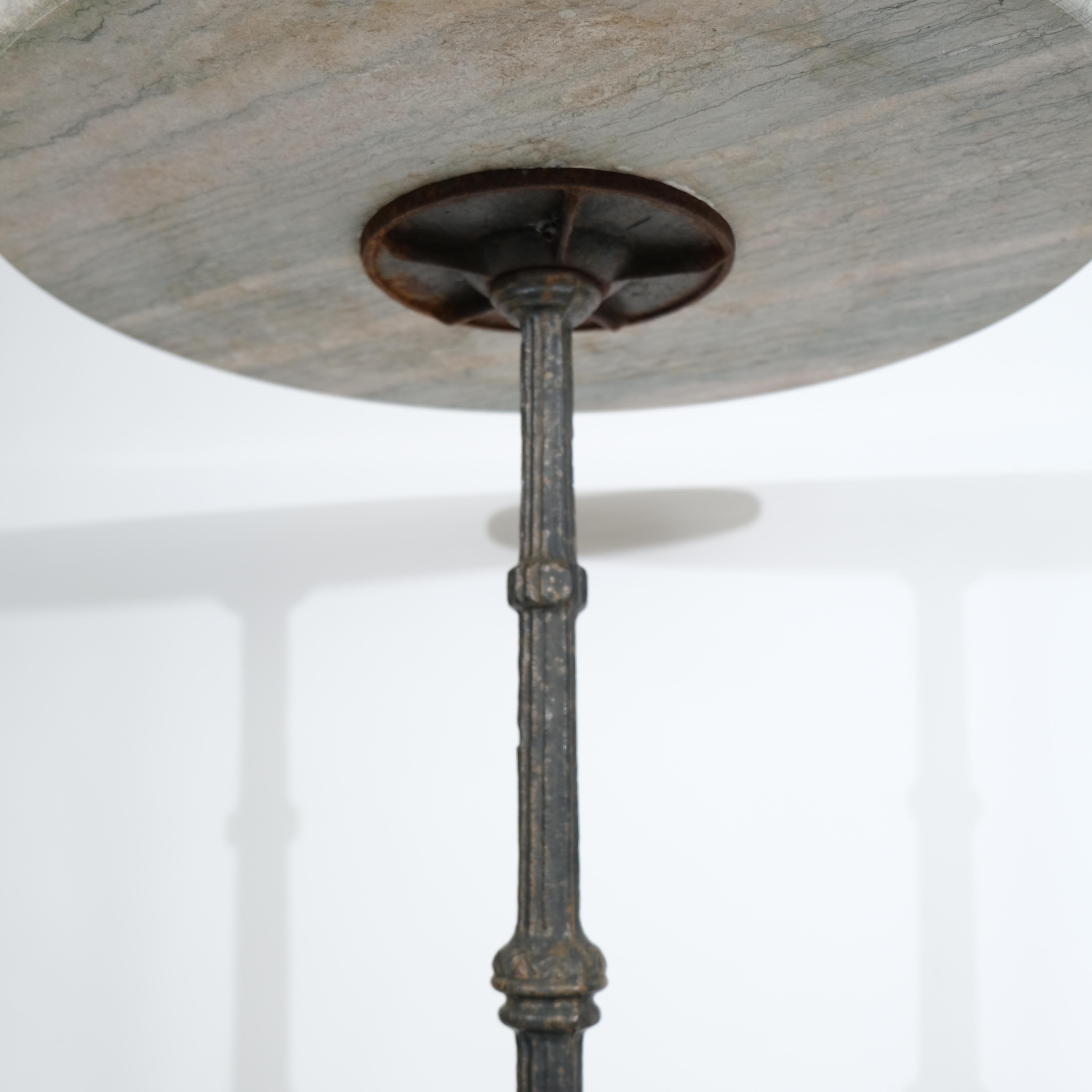 Fer Table en fonte avec plateau en marbre fabriquée vers 1900 en vente