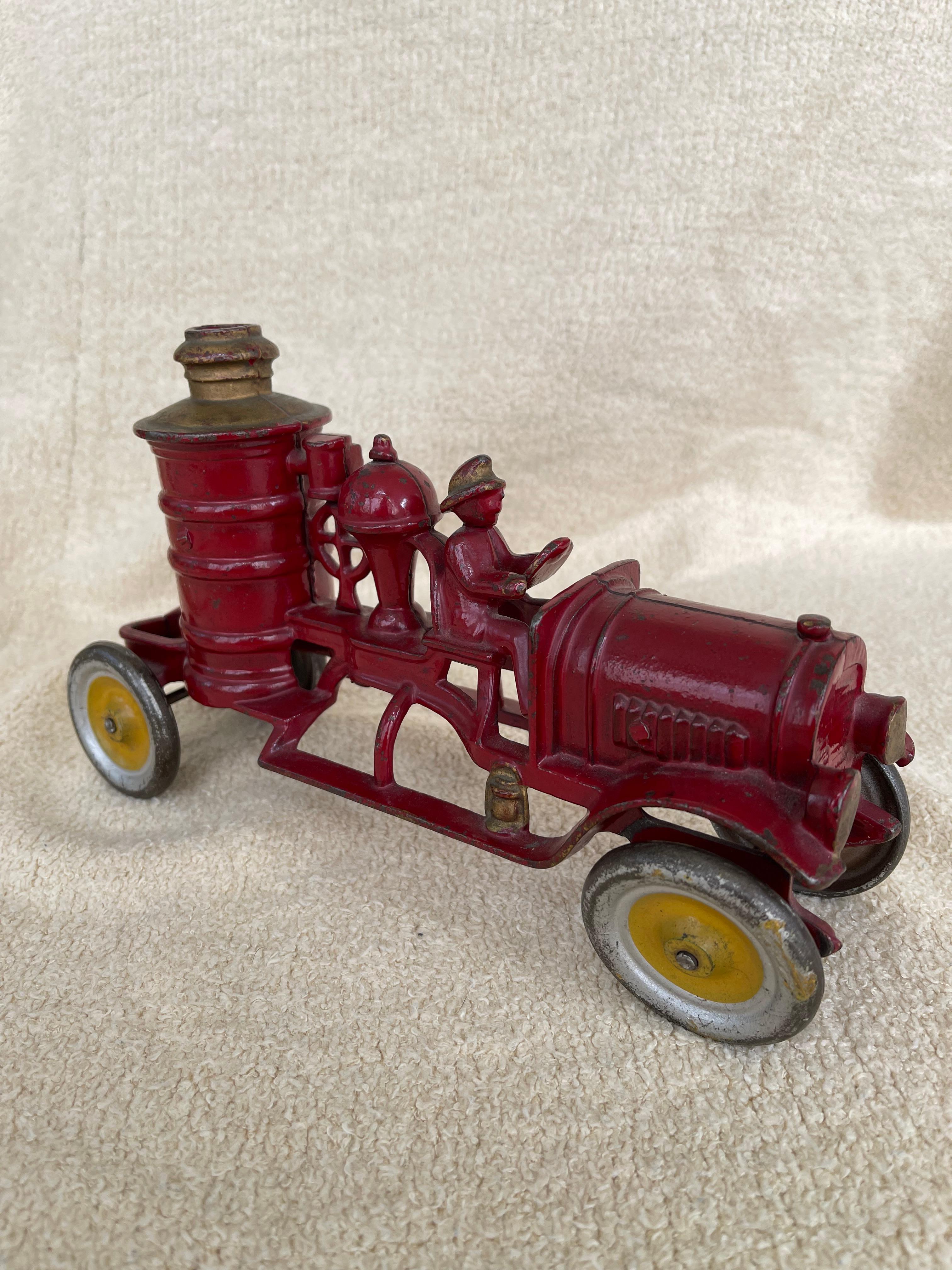  Dieses ziemlich große Feuerwehrauto stammt aus der Blütezeit der Produktion von Gusseisenspielzeug in den 1920er Jahren. Mit Eisenrädern statt Gummirädern, die oft schmelzen, und reichhaltiger roter Originallackierung. Jeder Sammler von