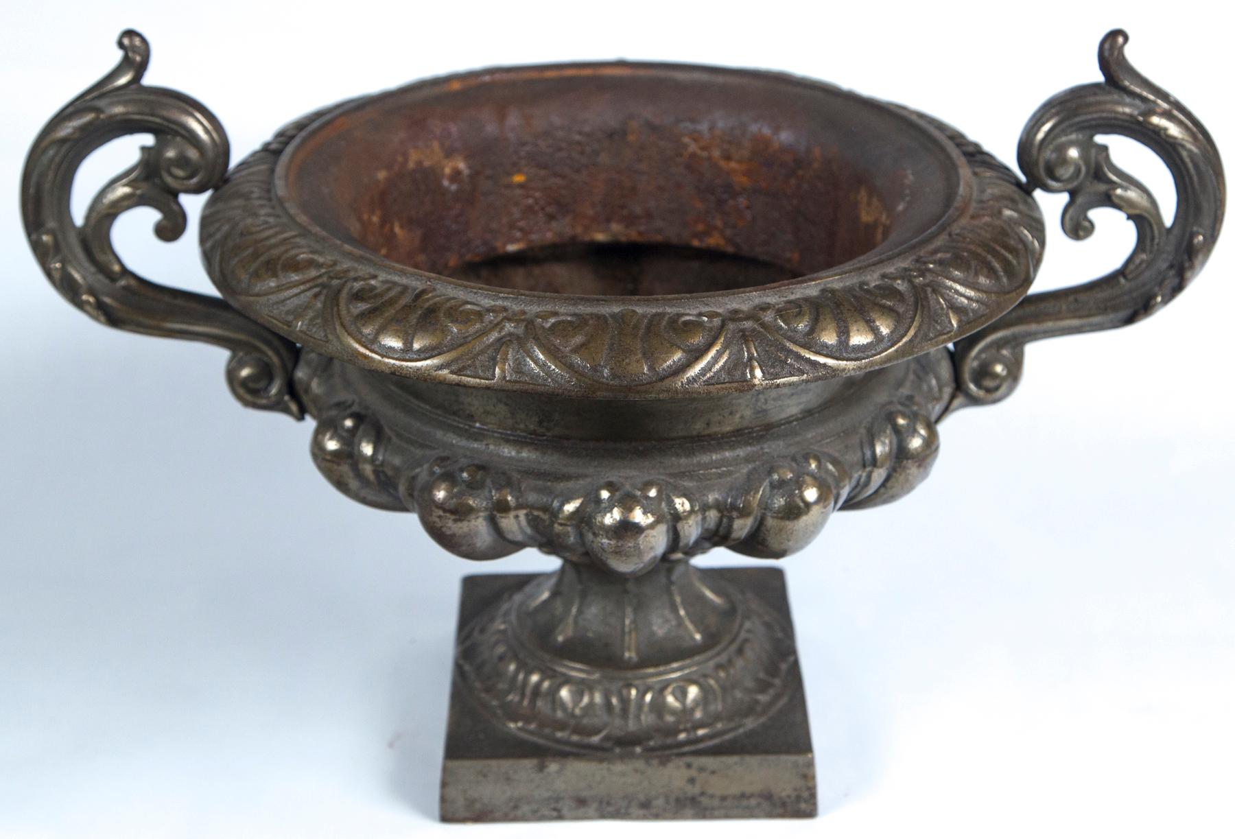 Urne en fonte, France, vers 1900. Design classique Art nouveau avec poignées à volutes. Finition patinée bronze foncé.