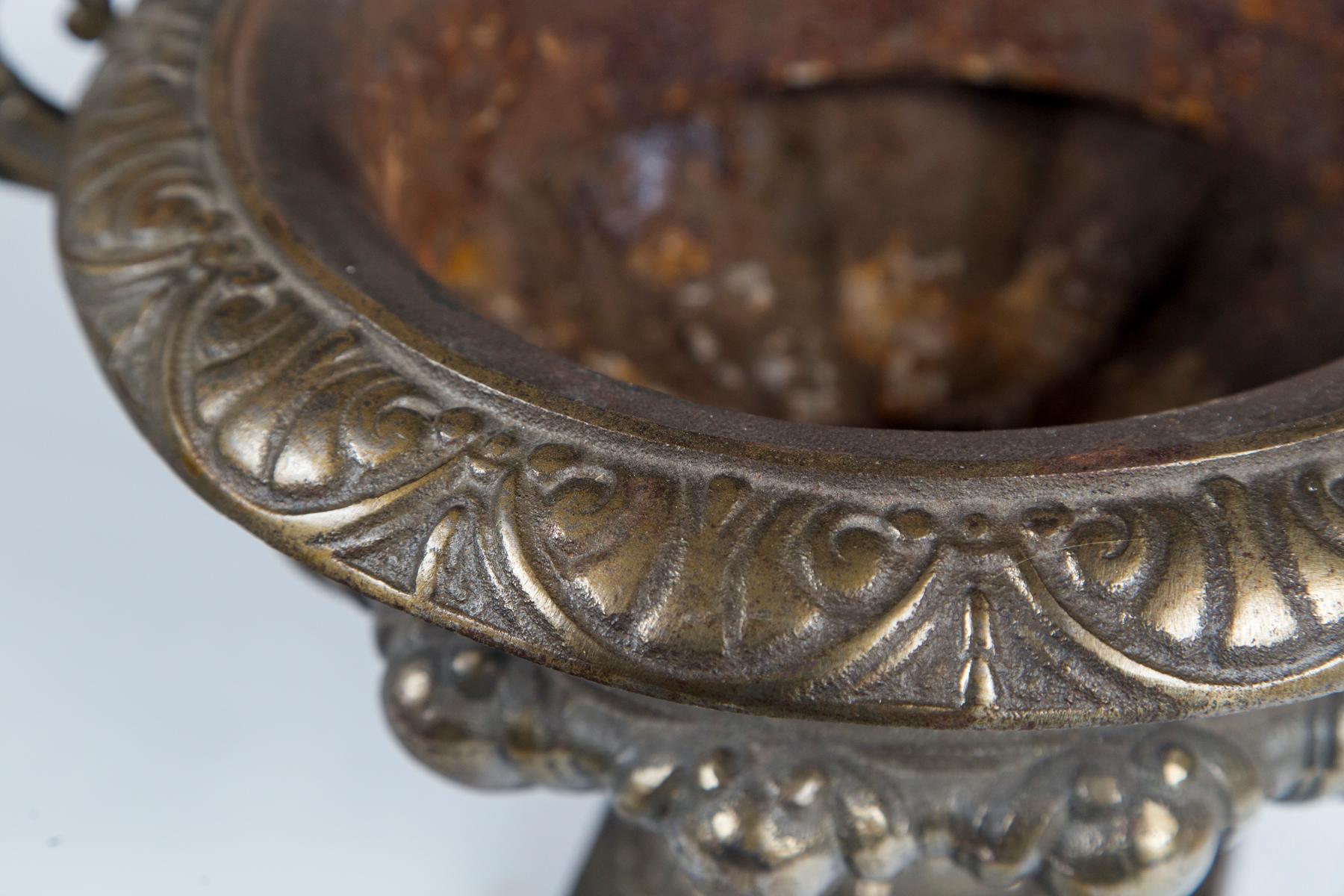Urne en fonte, France, datant d'environ 1900 Bon état - En vente à Chappaqua, NY