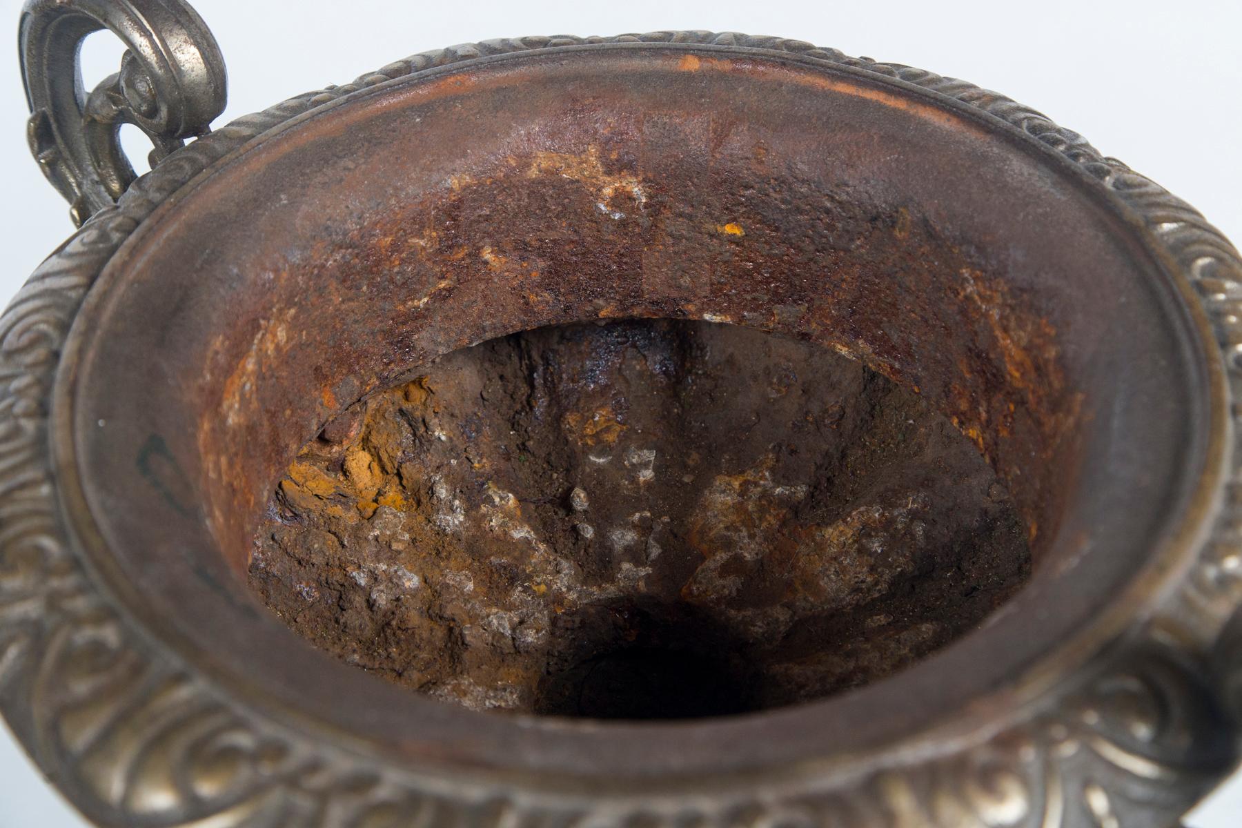 Début du 20ème siècle Urne en fonte, France, datant d'environ 1900 en vente