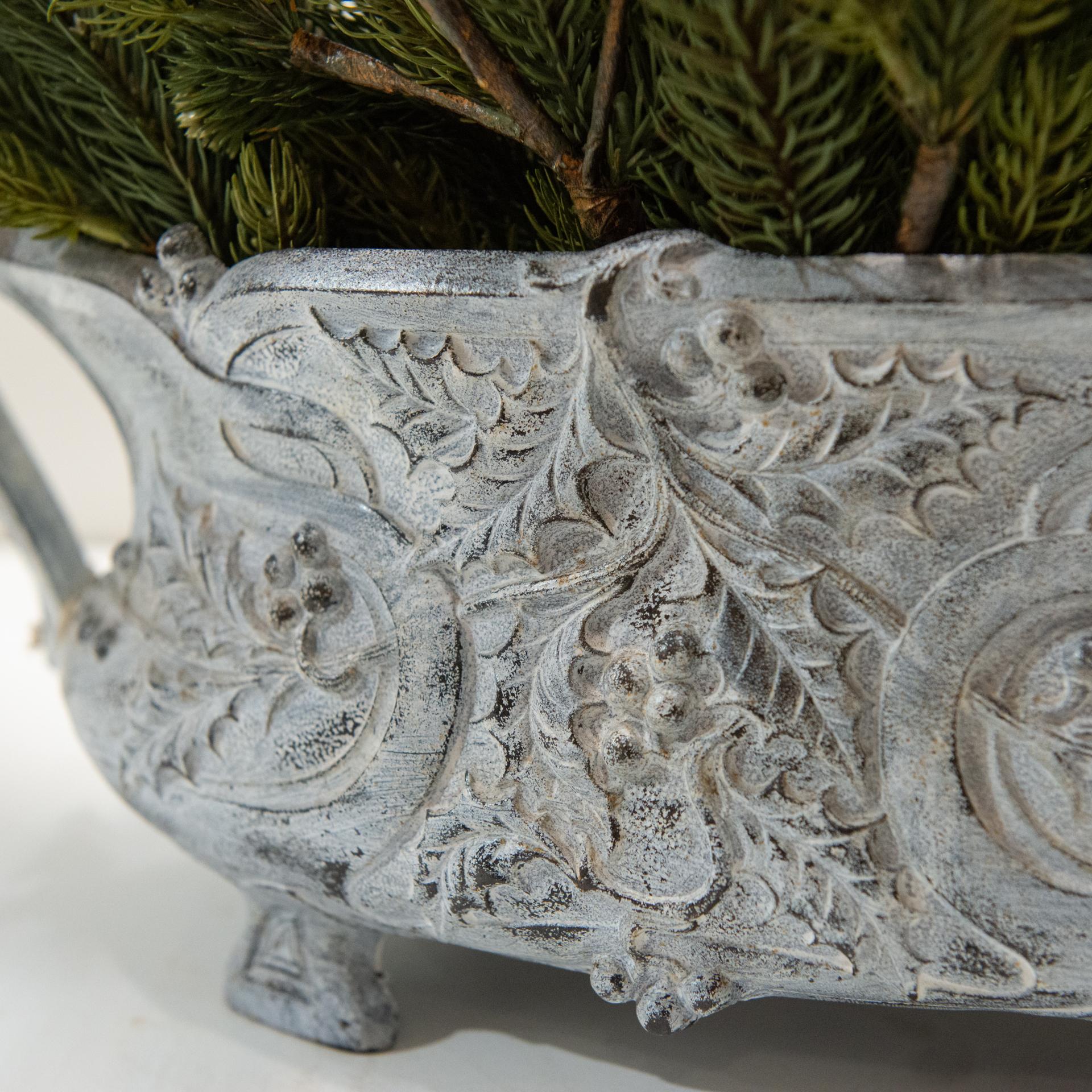Vase aus Gusseisen mit Griffen, Butcher's Broom-Dekoration, jetzt für Weihnachten im Angebot 3
