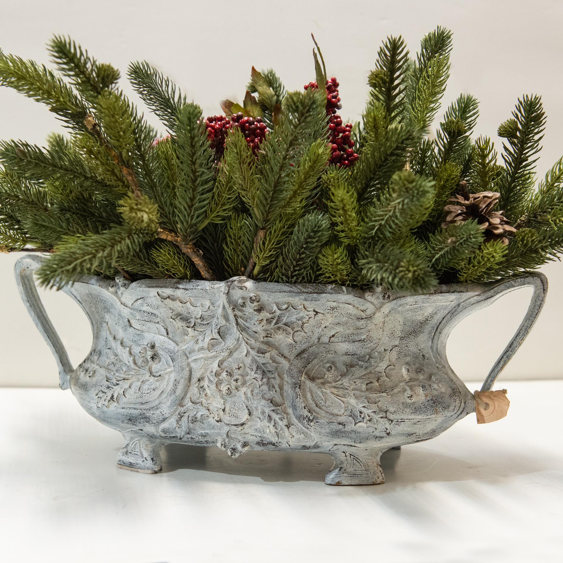 Vase aus Gusseisen mit Griffen, Butcher's Broom-Dekoration, jetzt für Weihnachten im Angebot 4