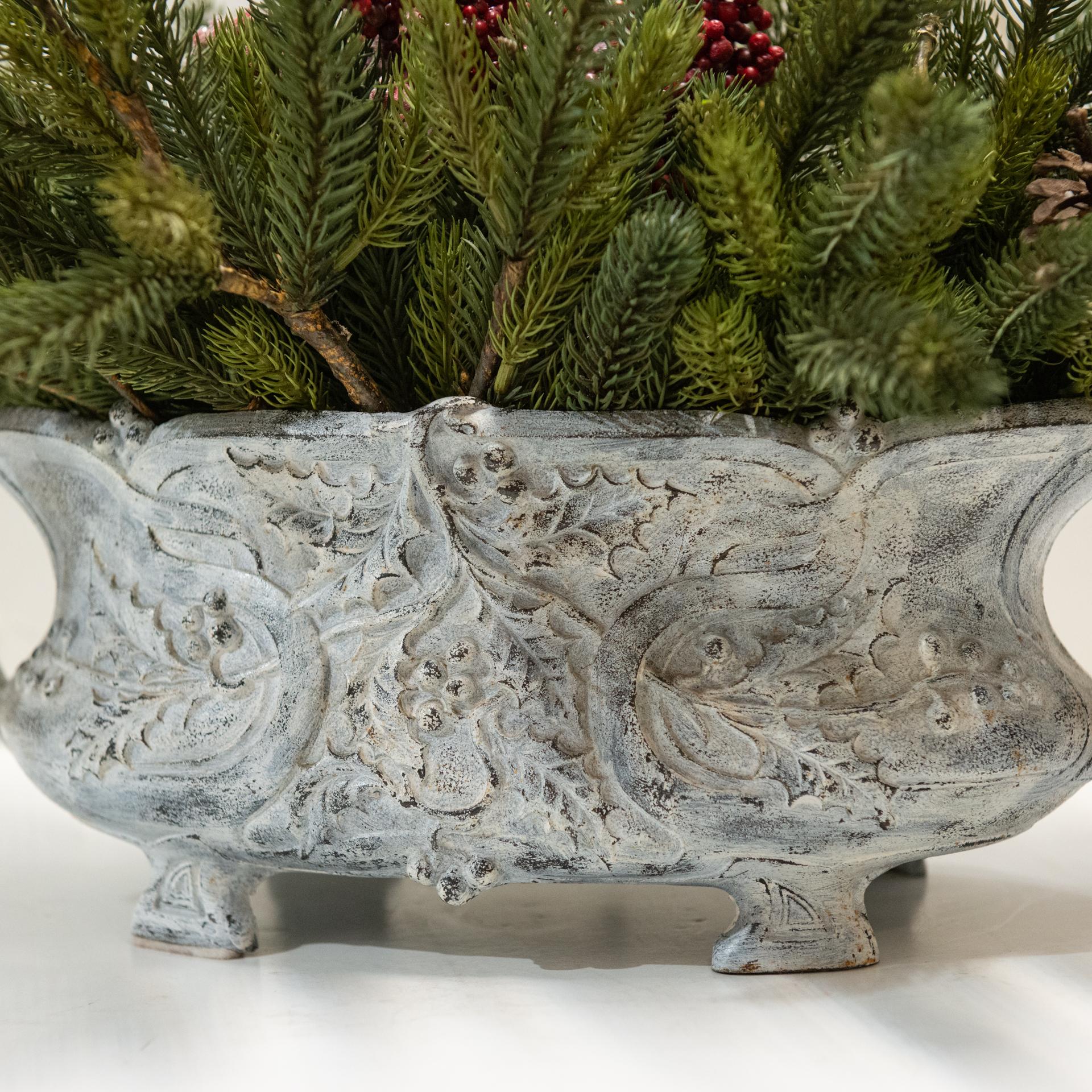 Vase aus Gusseisen mit Griffen, Butcher's Broom-Dekoration, jetzt für Weihnachten im Angebot 5
