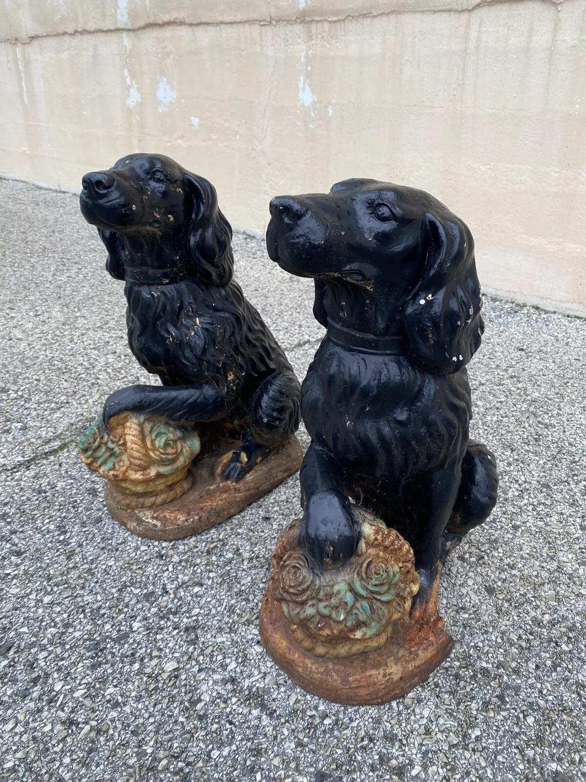 Statue d'extérieur en fer forgé de style victorien en forme de chien de garde Golden Retriever assis - Paire droite et gauche. L'article présente une patte reposant sur un bouquet floral, face à droite et face à gauche, finition peinte en noir,