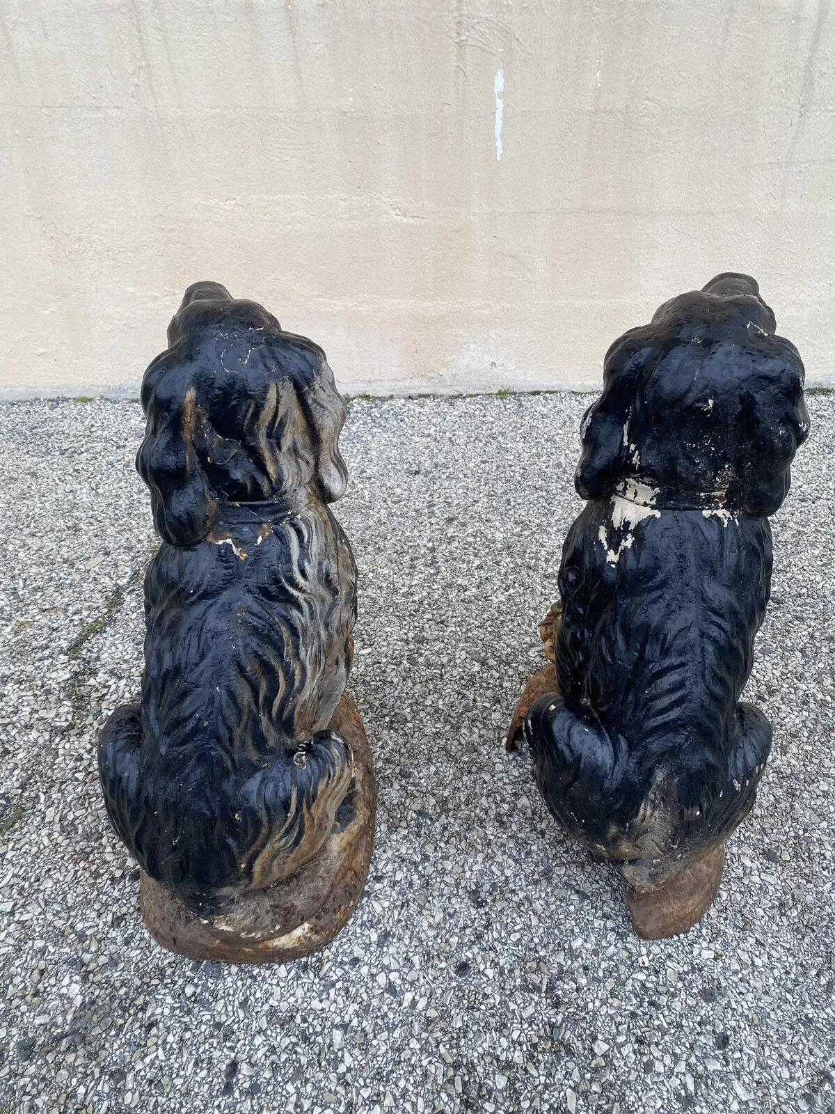 Fer Statues de jardin en fonte de style victorien avec chien de garde Golden Retriever assis en vente