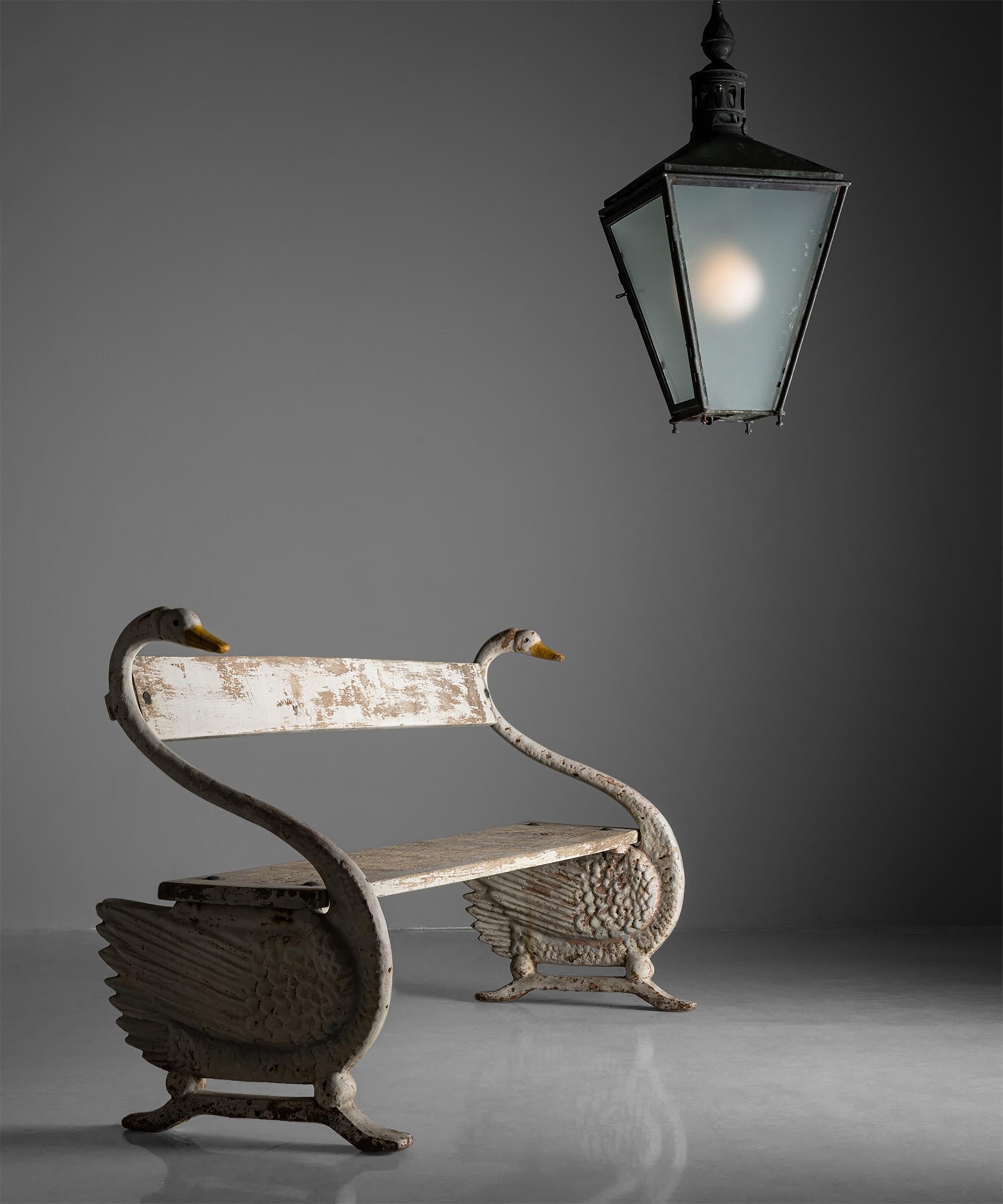 Gusseisen & Schwanenbank aus Holz

Frankreich um 1880

Bemalte Schwäne aus Gusseisen flankieren die Rückenlehne und den Sitz aus bemalter Eiche. 

Maßnahmen: 66.25