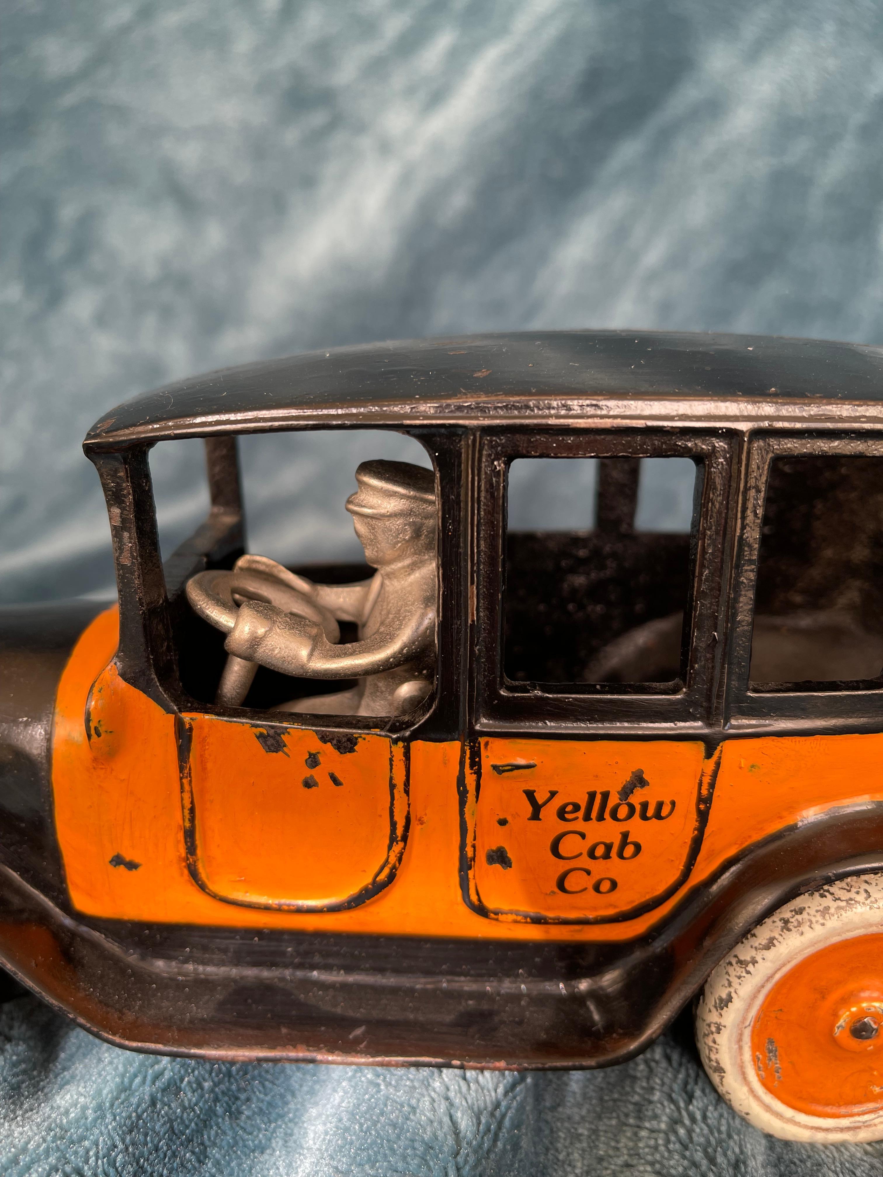  Questo Taxi Cab giallo in ghisa è in ottime condizioni con vernice originale. È difficile credere che un giocattolo come questo, pensato per far giocare i bambini, abbia conservato tutta quella vernice ricca di colori vivaci.
   Firmato sotto da,
