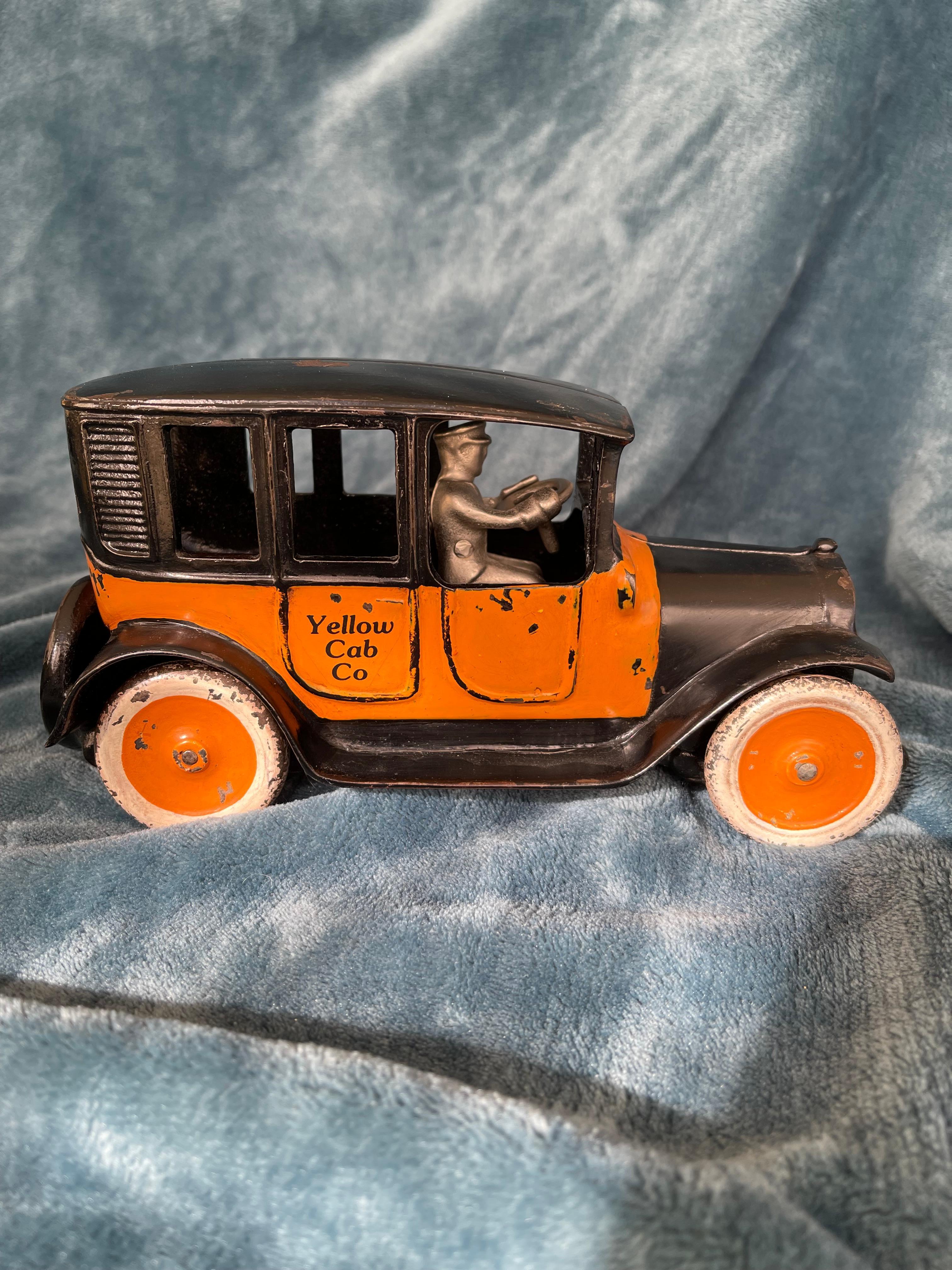 Art Déco Taxi Yellow Cab in ghisa, con autista di Arcade Co. ca. 1920, condizioni originali in vendita
