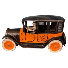 Taxi Yellow Cab in ghisa, con autista di Arcade Co. ca. 1920, condizioni originali