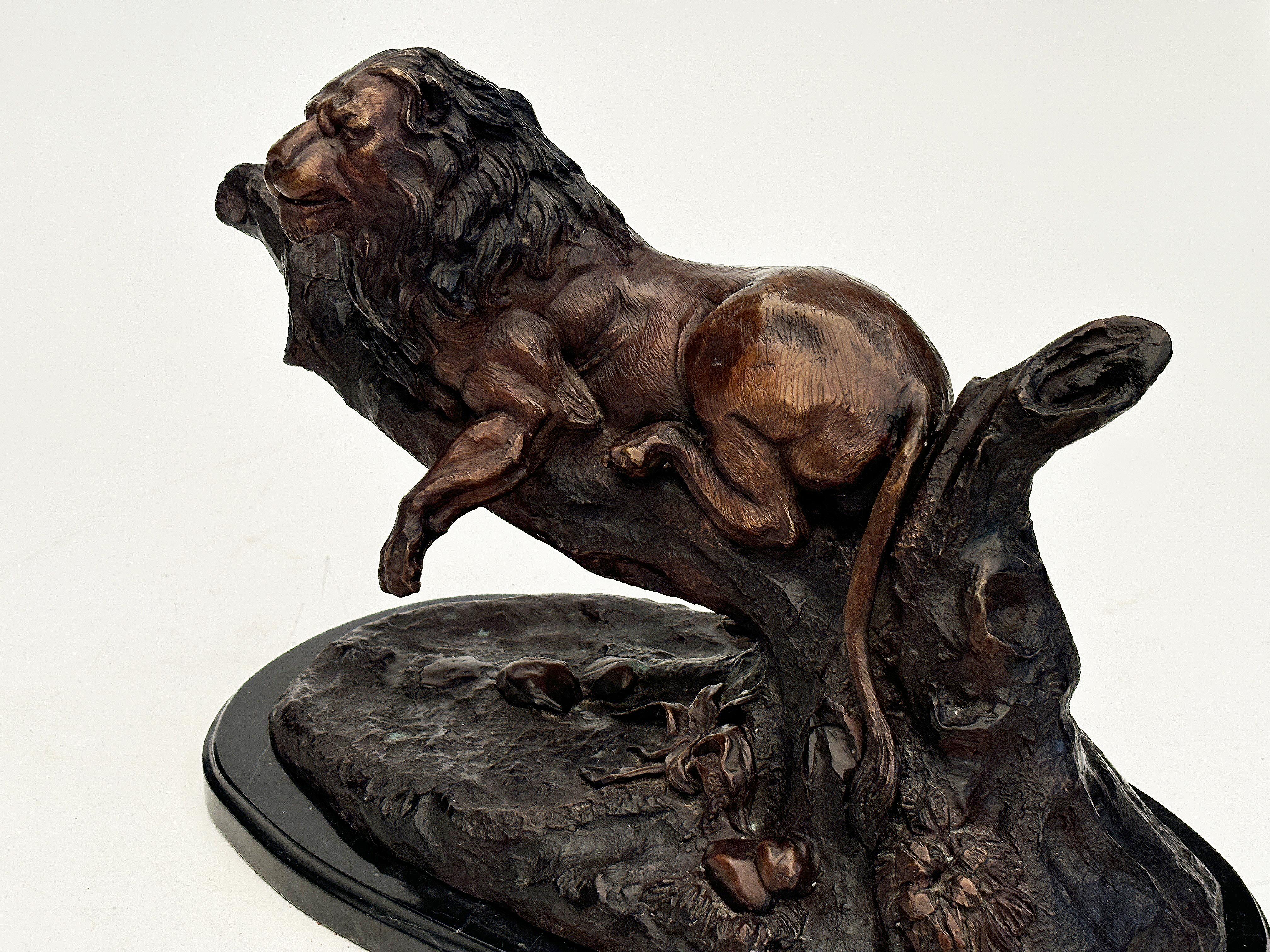 Sculpture en fonte de lion sur socle en marbre noir d'après Jules Moigniez en vente 2
