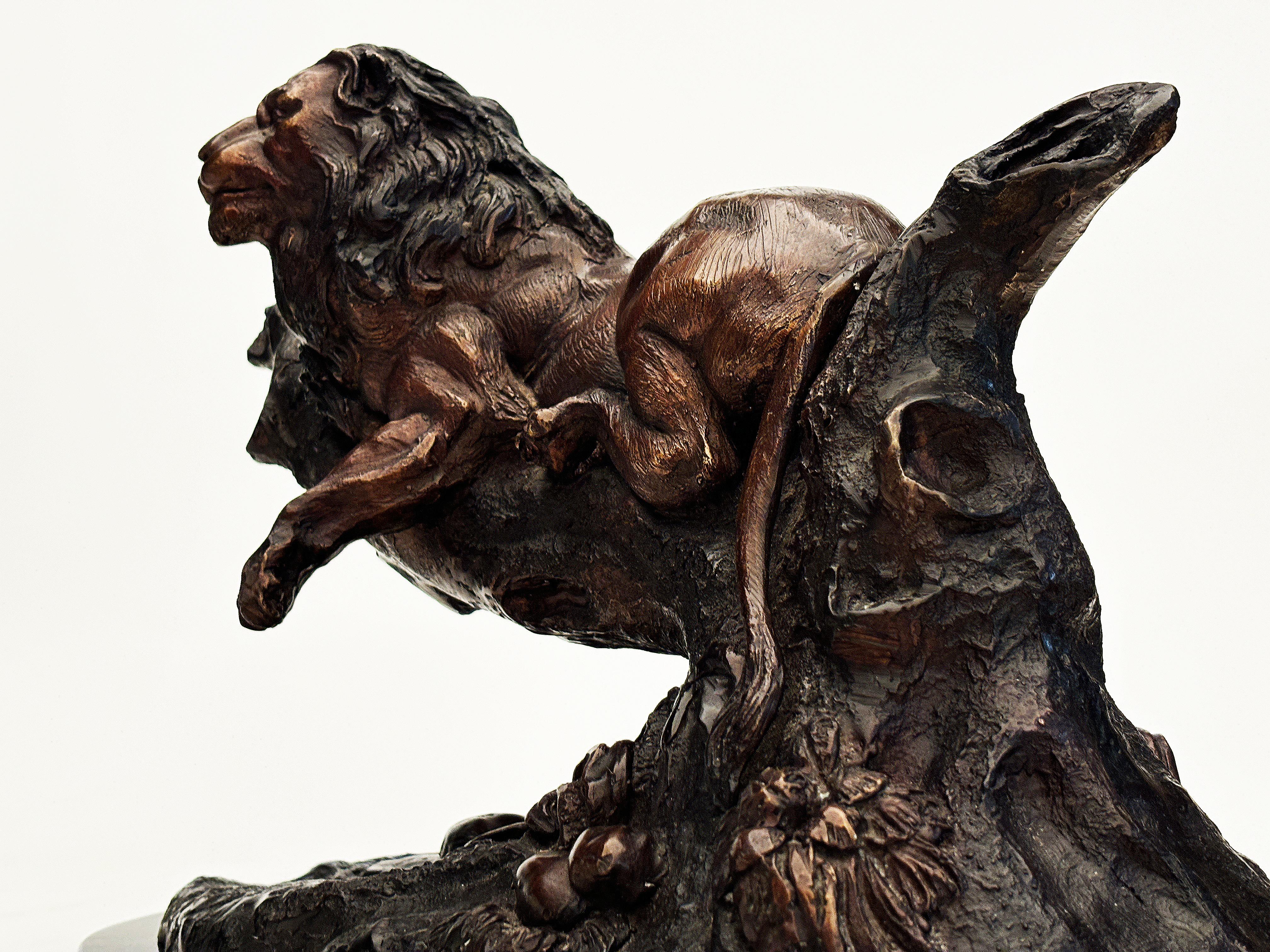Sculpture en fonte de lion sur socle en marbre noir d'après Jules Moigniez en vente 3