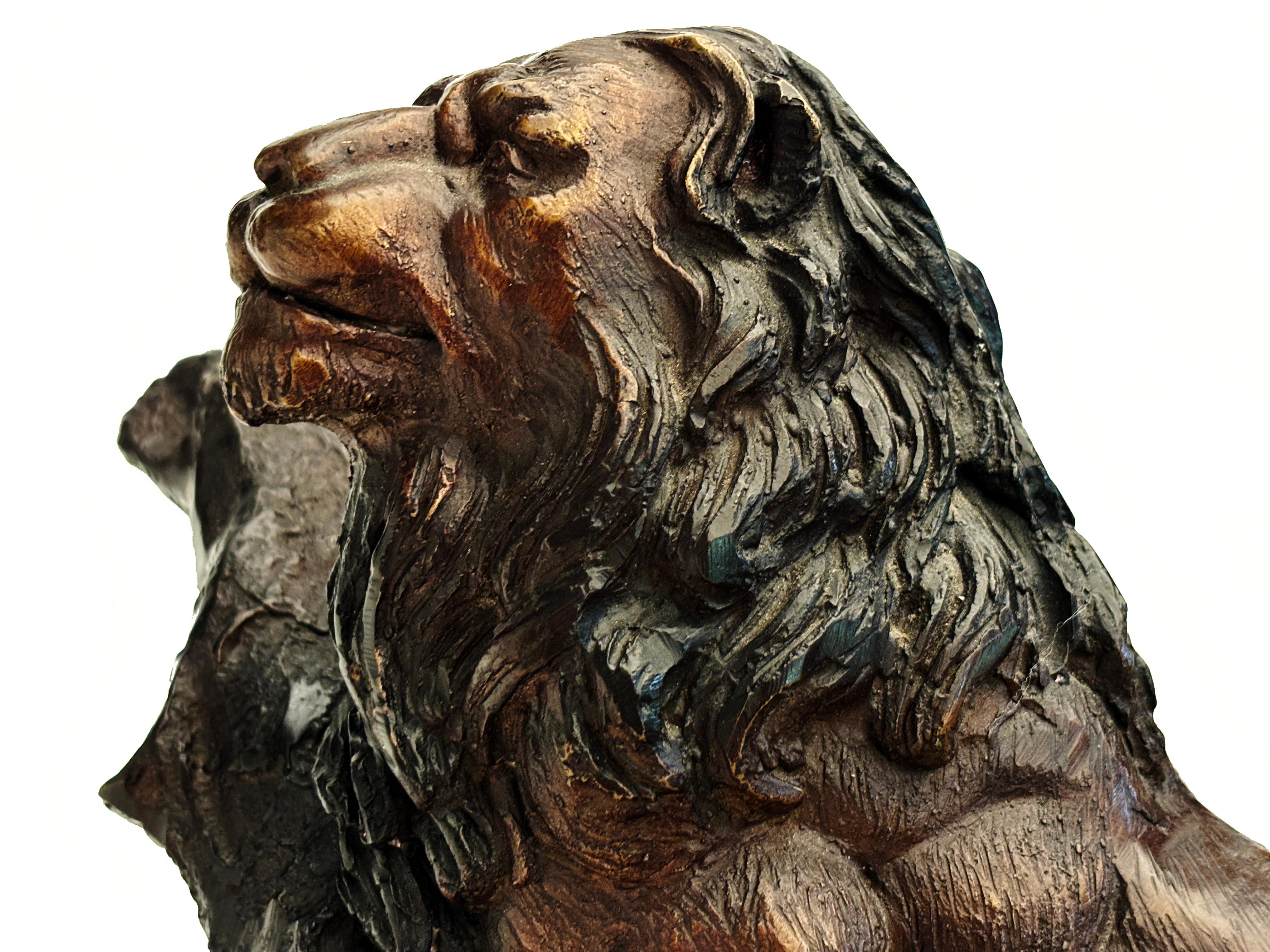 Sculpture en fonte de lion sur socle en marbre noir d'après Jules Moigniez en vente 4
