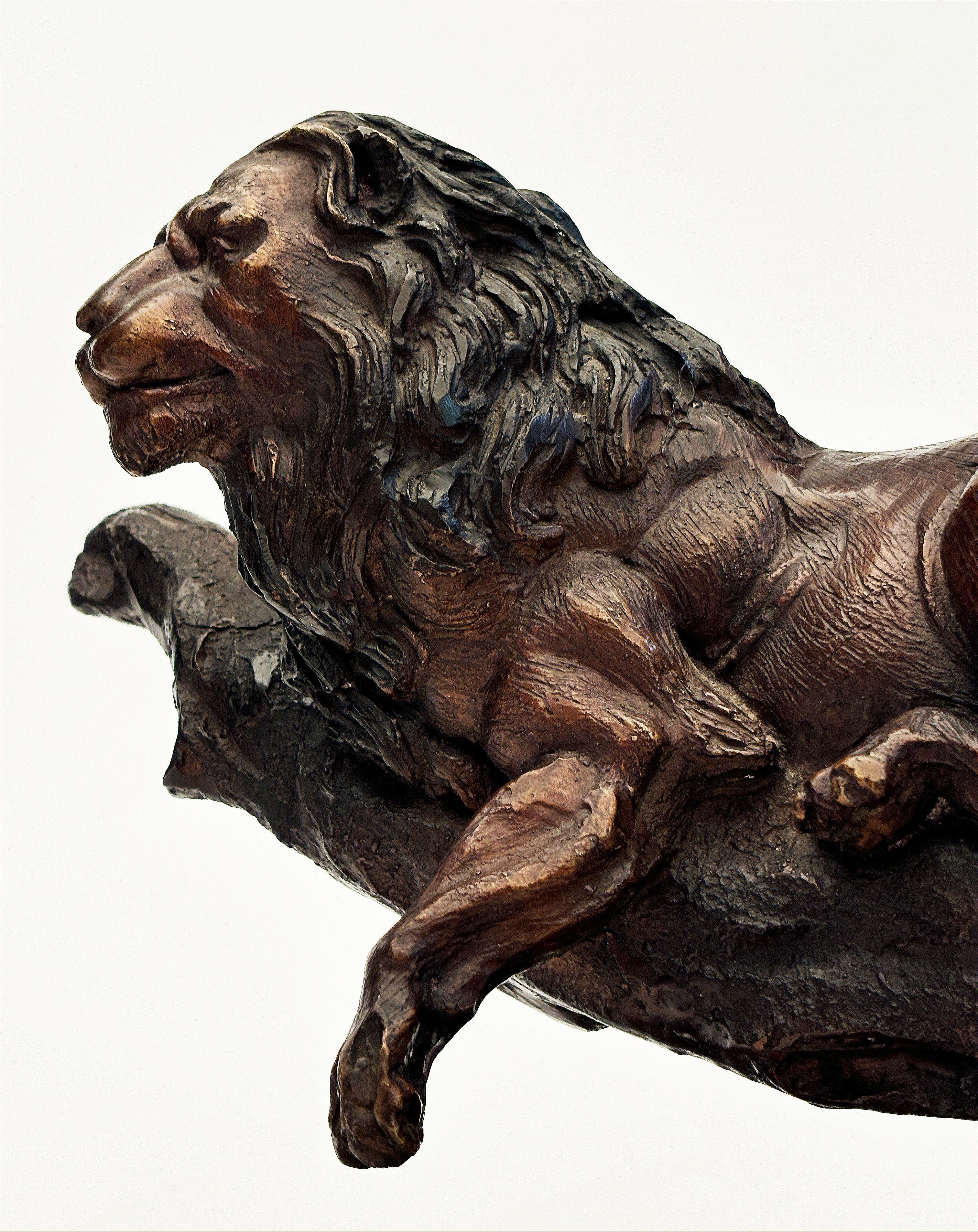 Sculpture en fonte de lion sur socle en marbre noir d'après Jules Moigniez en vente 5